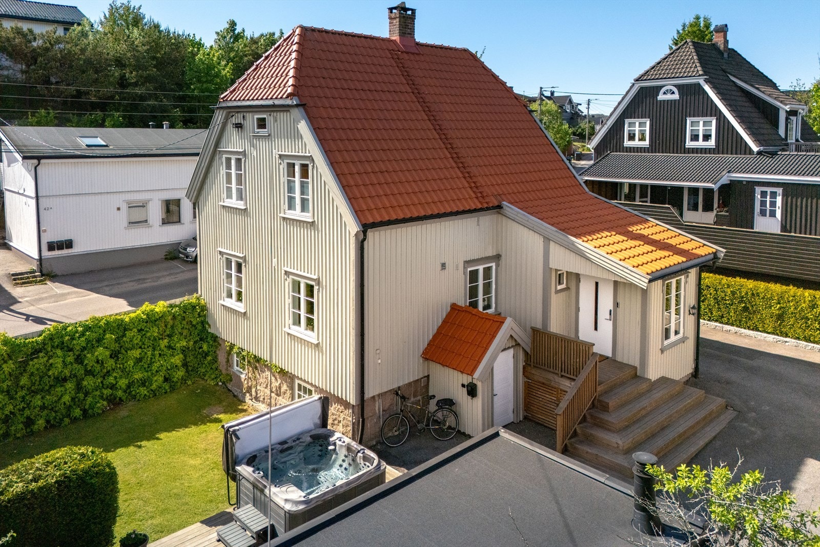 Påbygd inngangsparti med sittetrapp, platå og vindfang. Vinduene ble skiftet i 2019-2020. Galleribilde