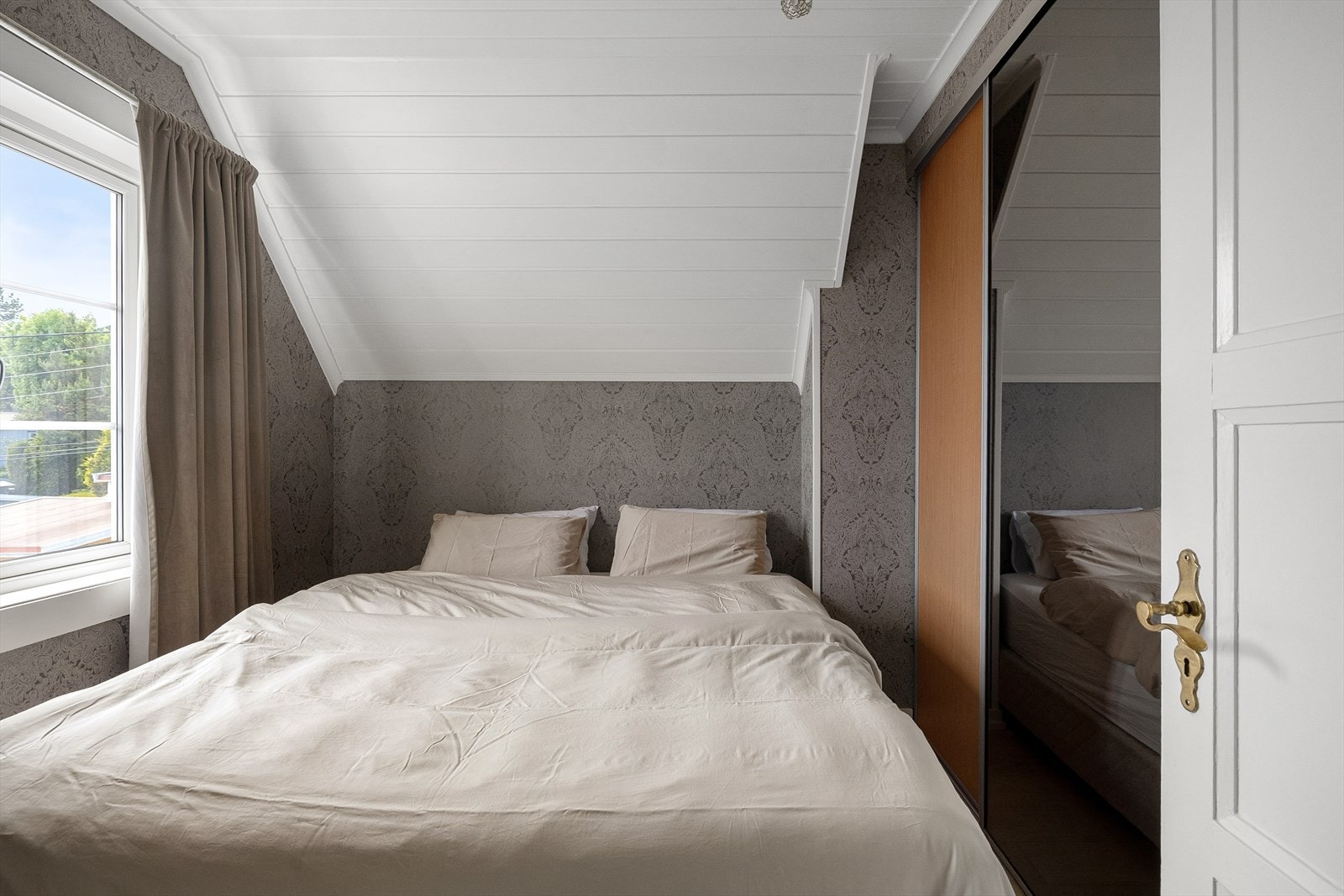 Lyst og fint hovedsoverom med utsyn til hagen. Skyvedørsgarderobe. Galleribilde
