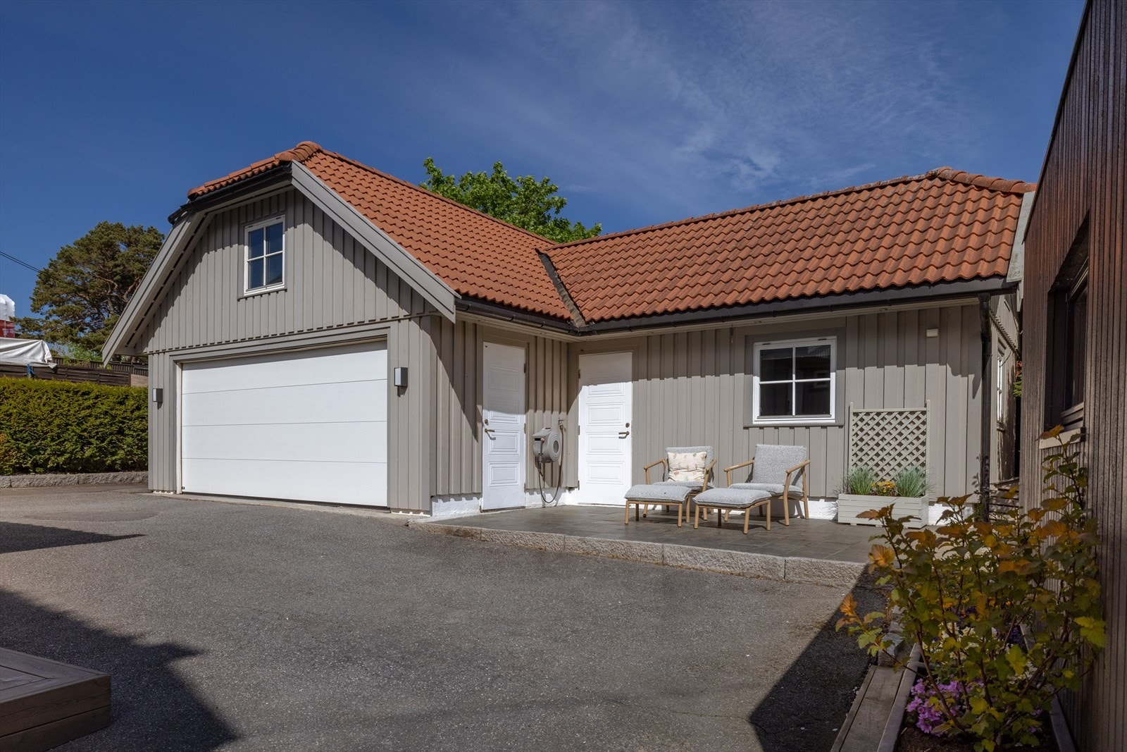 Dobbelgarasje fra 2005 med fullinnredet "hybel" (ikke omsøkt) i påbygget - stue, rom innredet som soverom og eget bad. Galleribilde