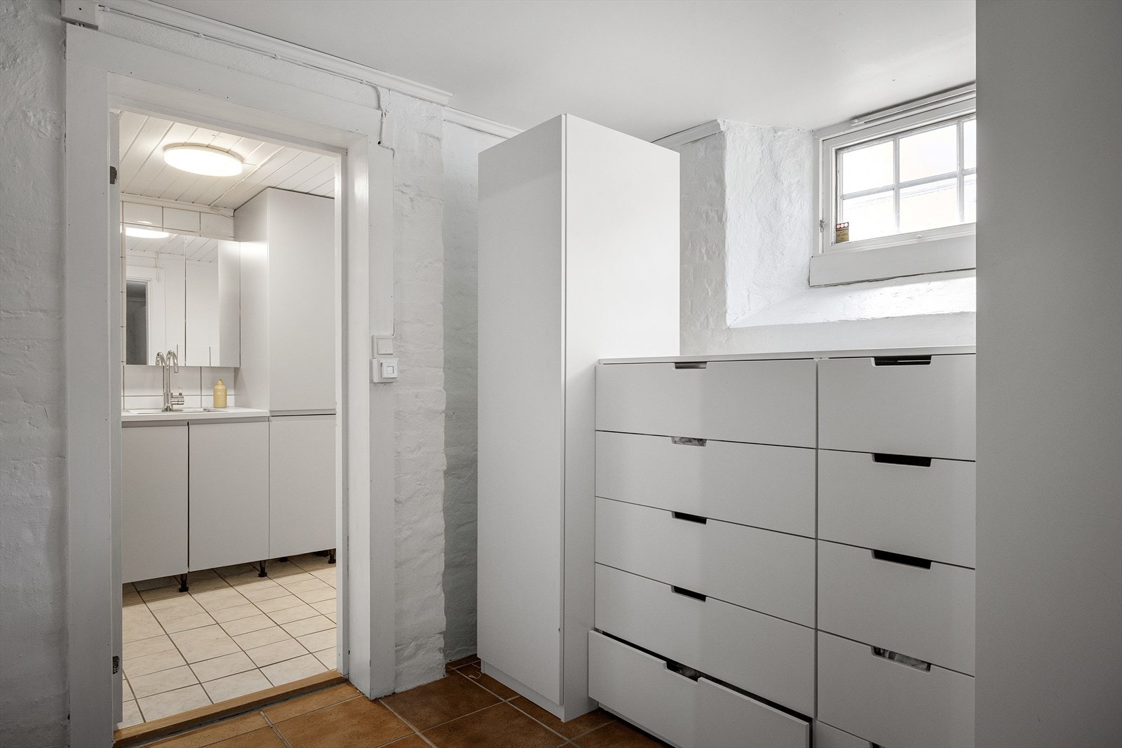 Lagringsrom/oppbevaringsrom i tilknytning til kjellerstuen og badet. Galleribilde