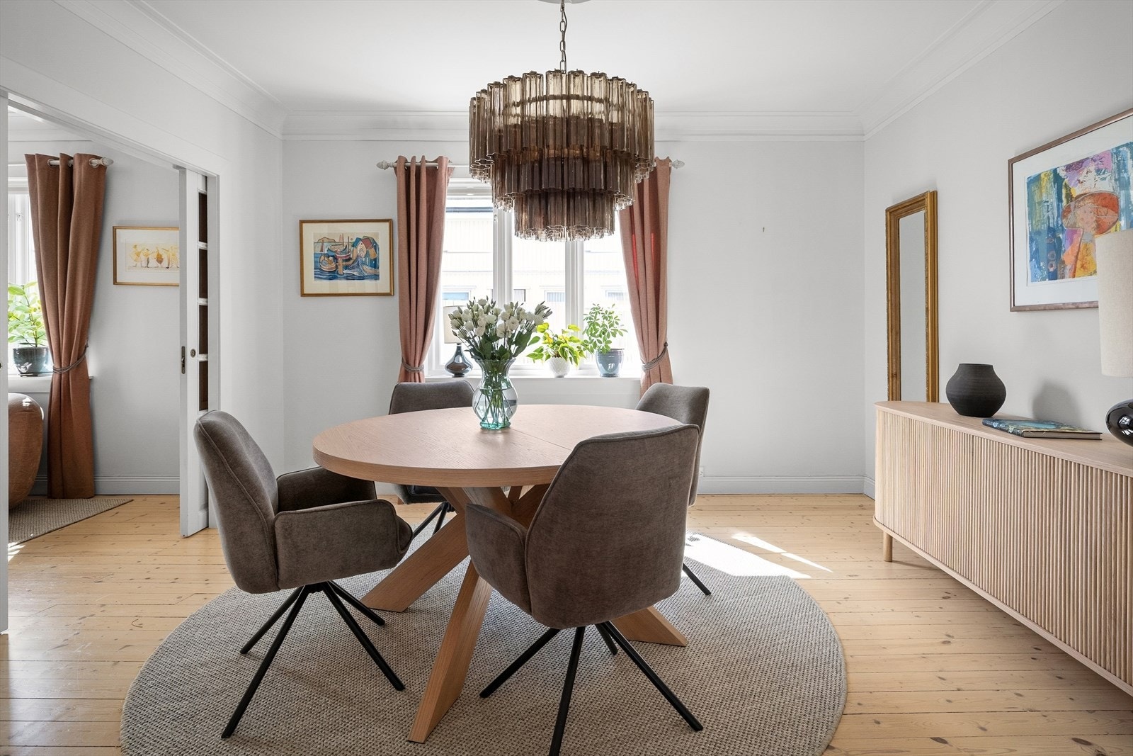 Store vindusflater gir rikelig med dagslys. Galleribilde