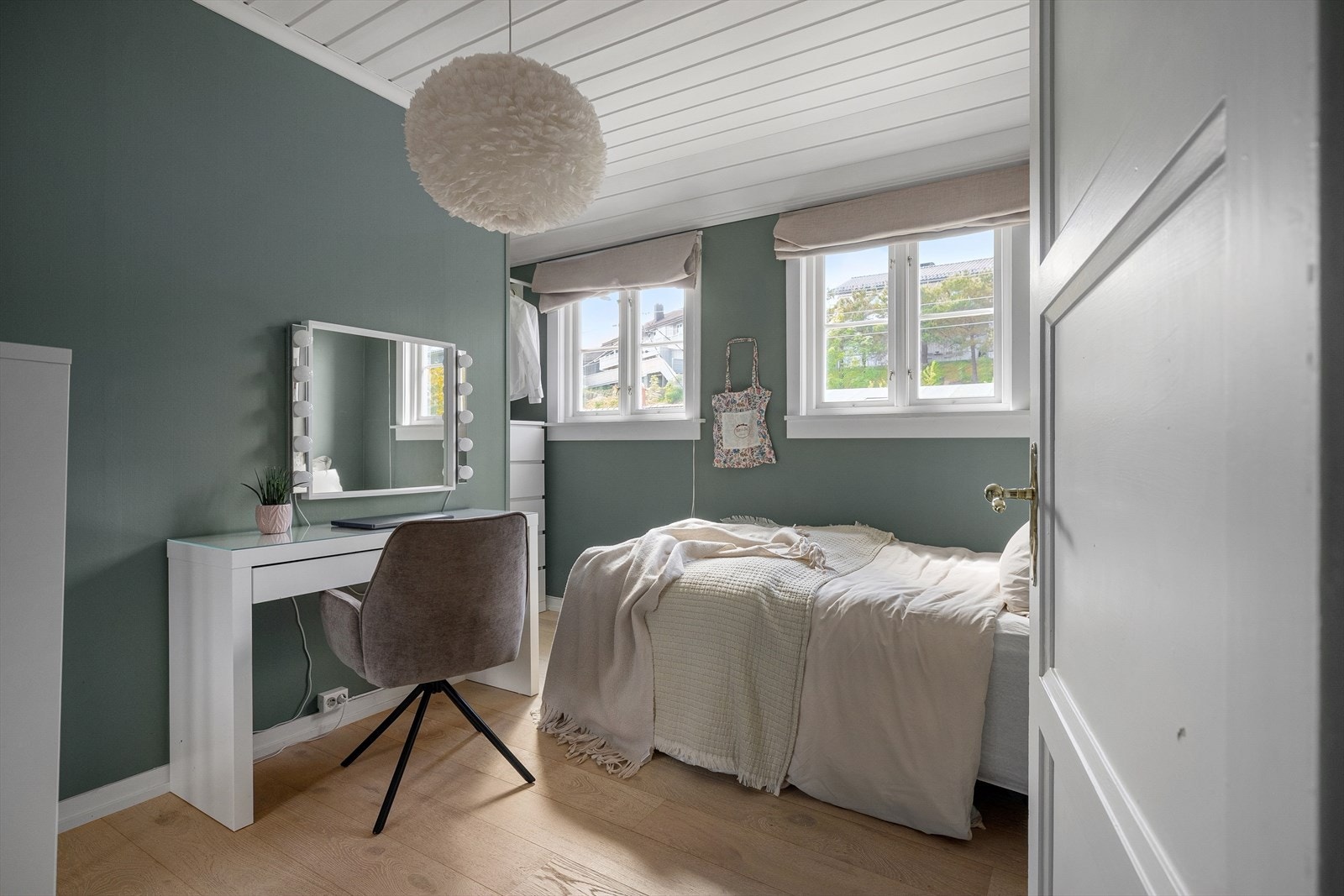 Tre soverom i andre etasje med god plass og hver sin karakter. Galleribilde