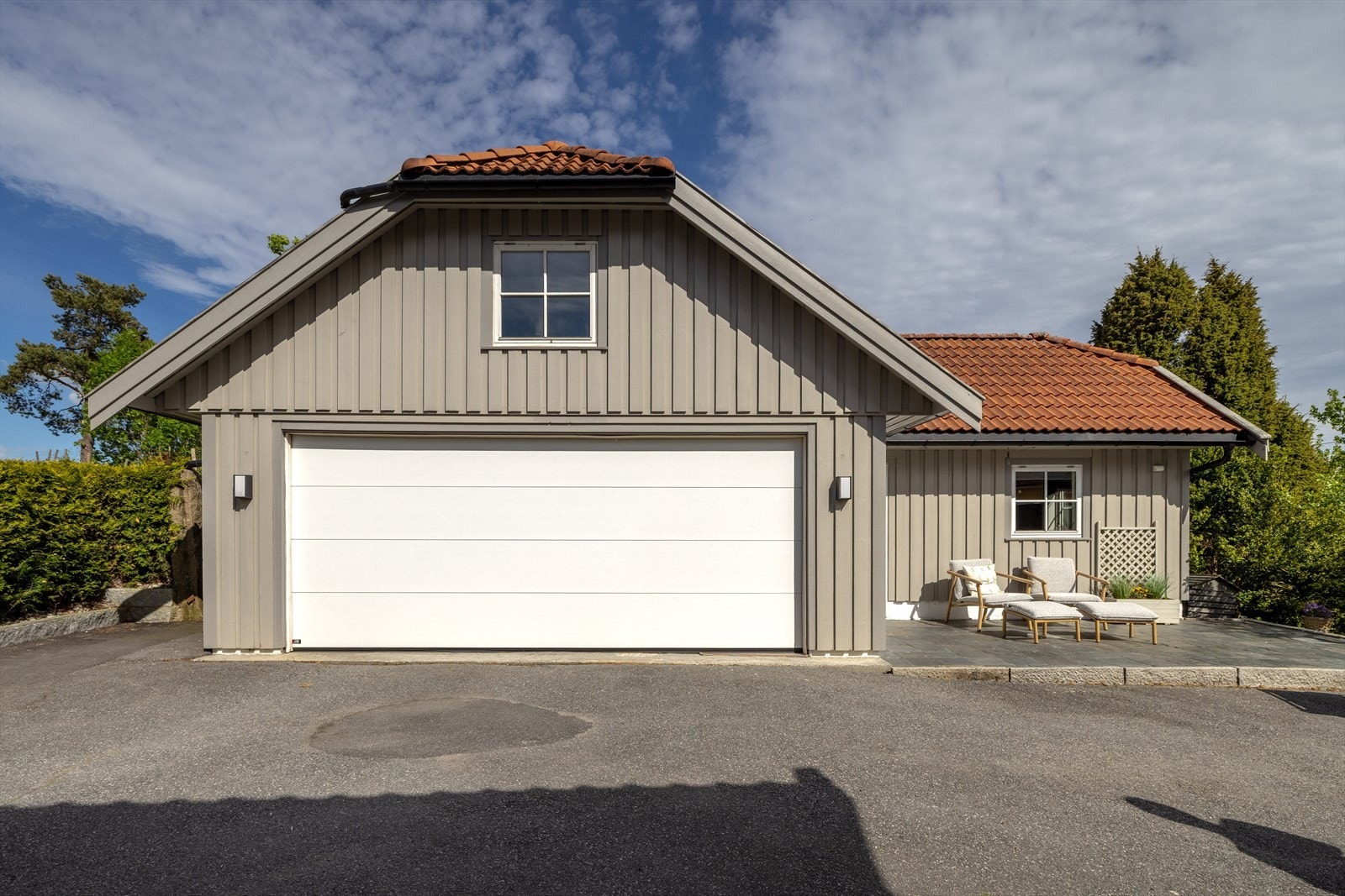Dobbelgarasje fra 2005 i samme stil som huset, med uinnredet loft klart til å innredes. Galleribilde