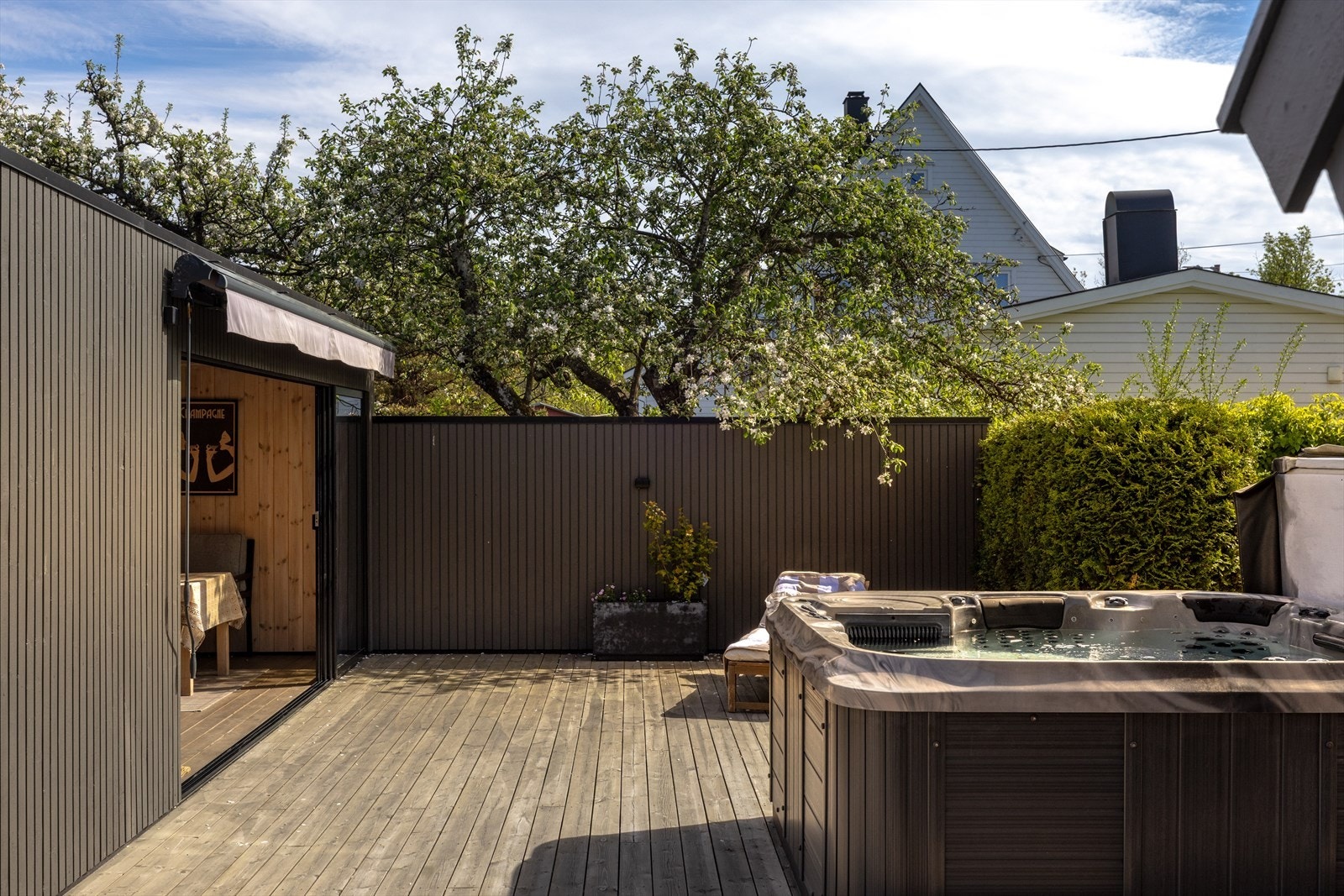 Jacuzzien medfølger ikke handelen, men kan kjøpes utenom. Galleribilde
