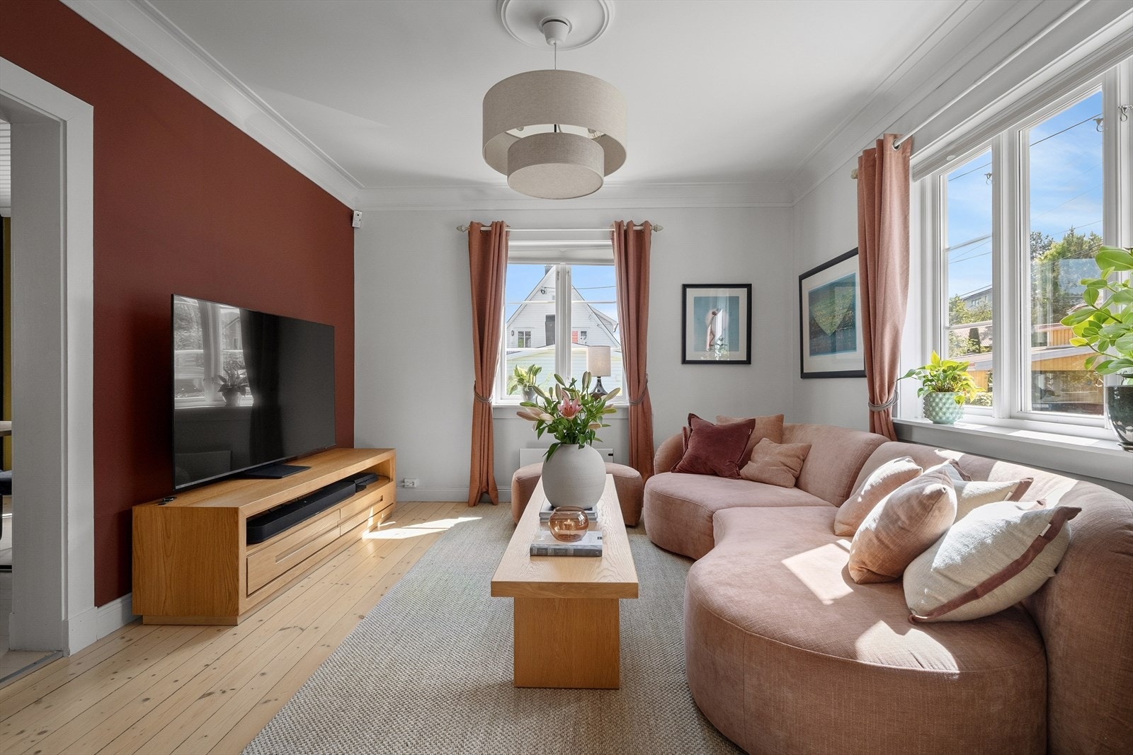 Pent slipet tregulv og slette vegger og tak. Galleribilde