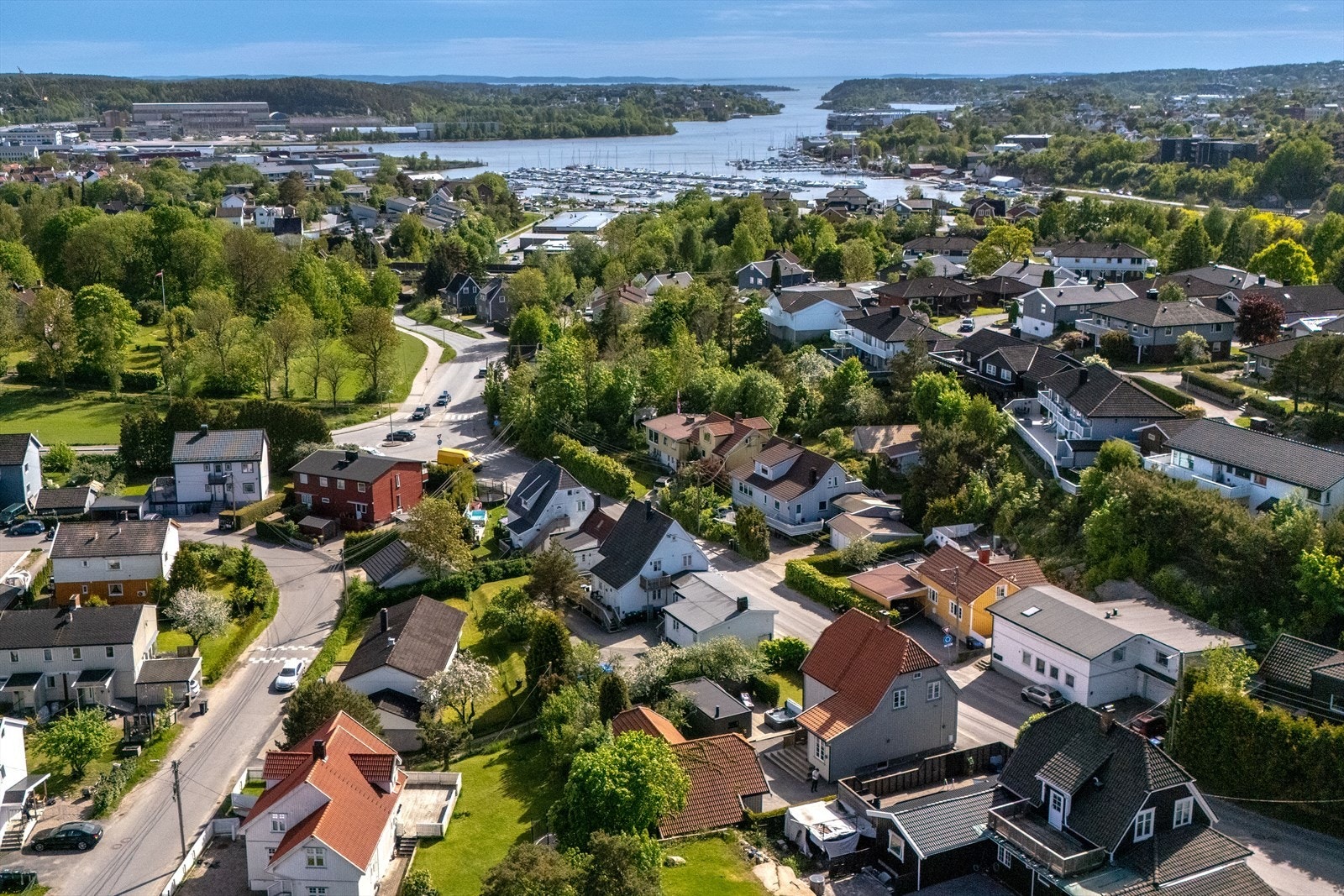 6 minutter til Fredrikstad sentrum på sykkel, 600 meter til nærmeste marina og skoler og barnehage i umiddelbar nærhet. Galleribilde