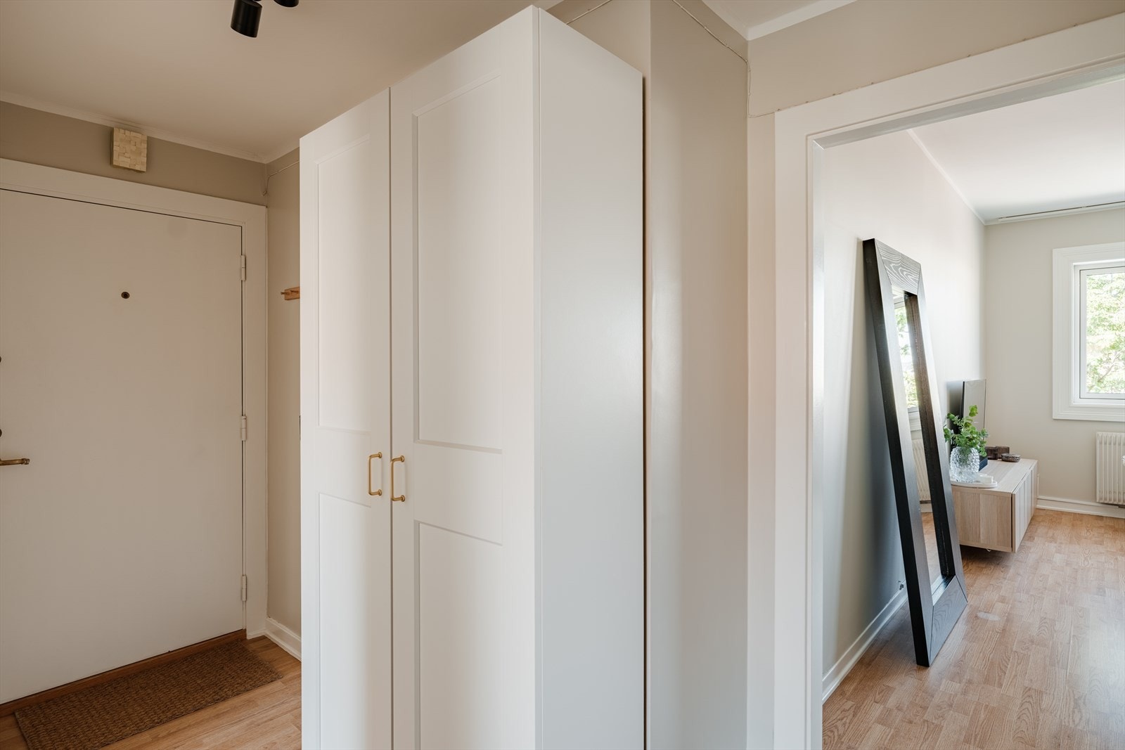 Vel inne ankommer du en lys og innbydende entré med plass til å henge fra seg yttertøy og sko Galleribilde