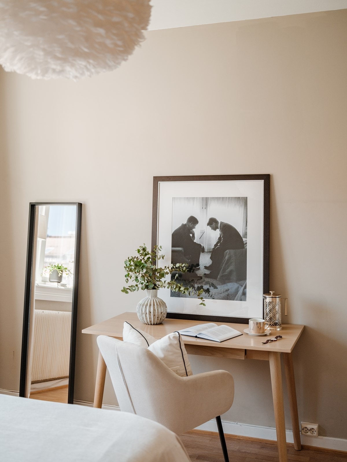 Det er i tillegg plass til et skrivebord - perfekt for hjemmekontoret Galleribilde