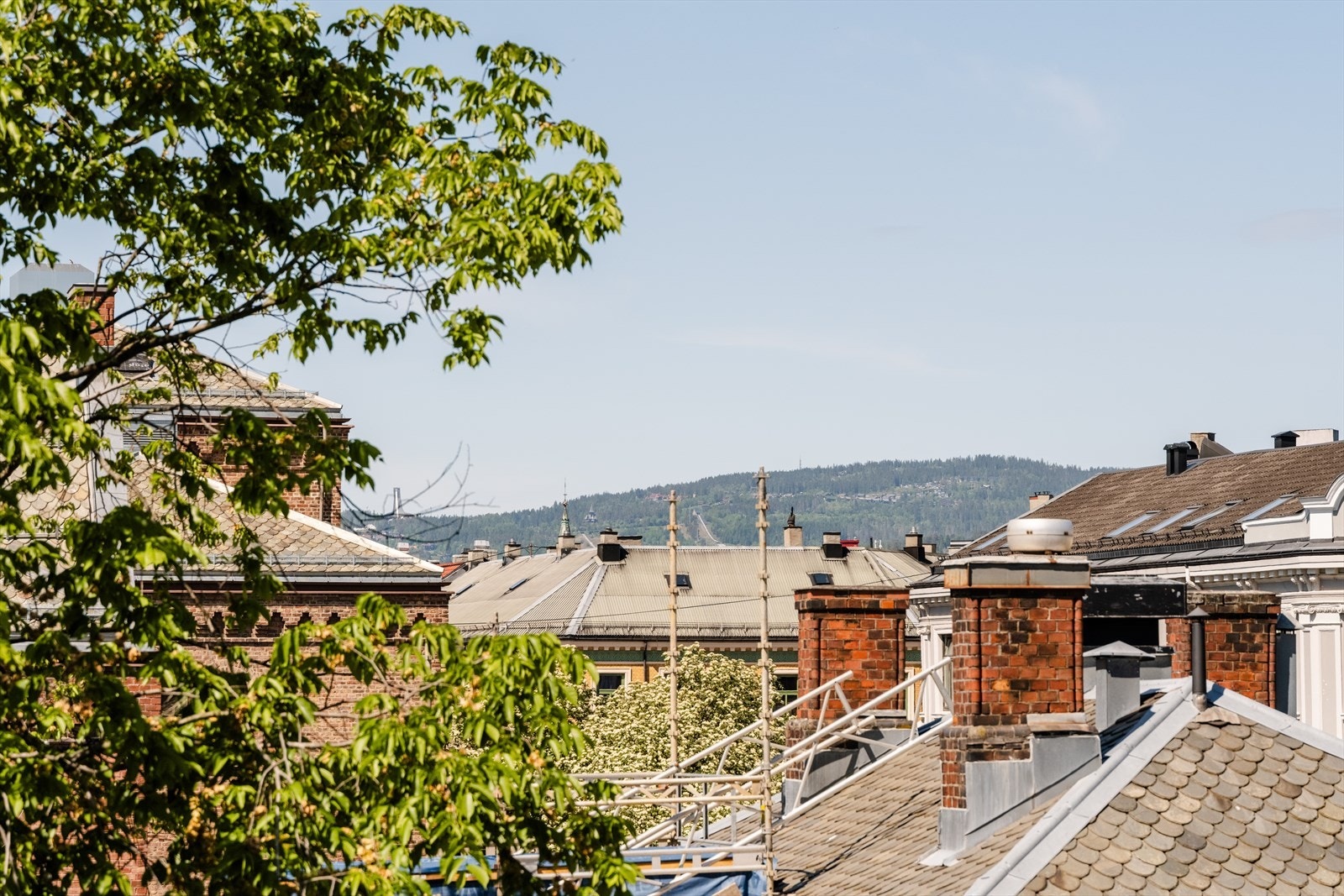 Fra stuen har du flott utsikt, og kan skimte Holmenkollen Galleribilde