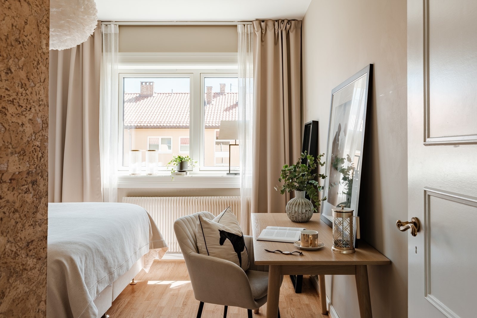 Romslig soverom som ligger vendt mot innvendig gård Galleribilde