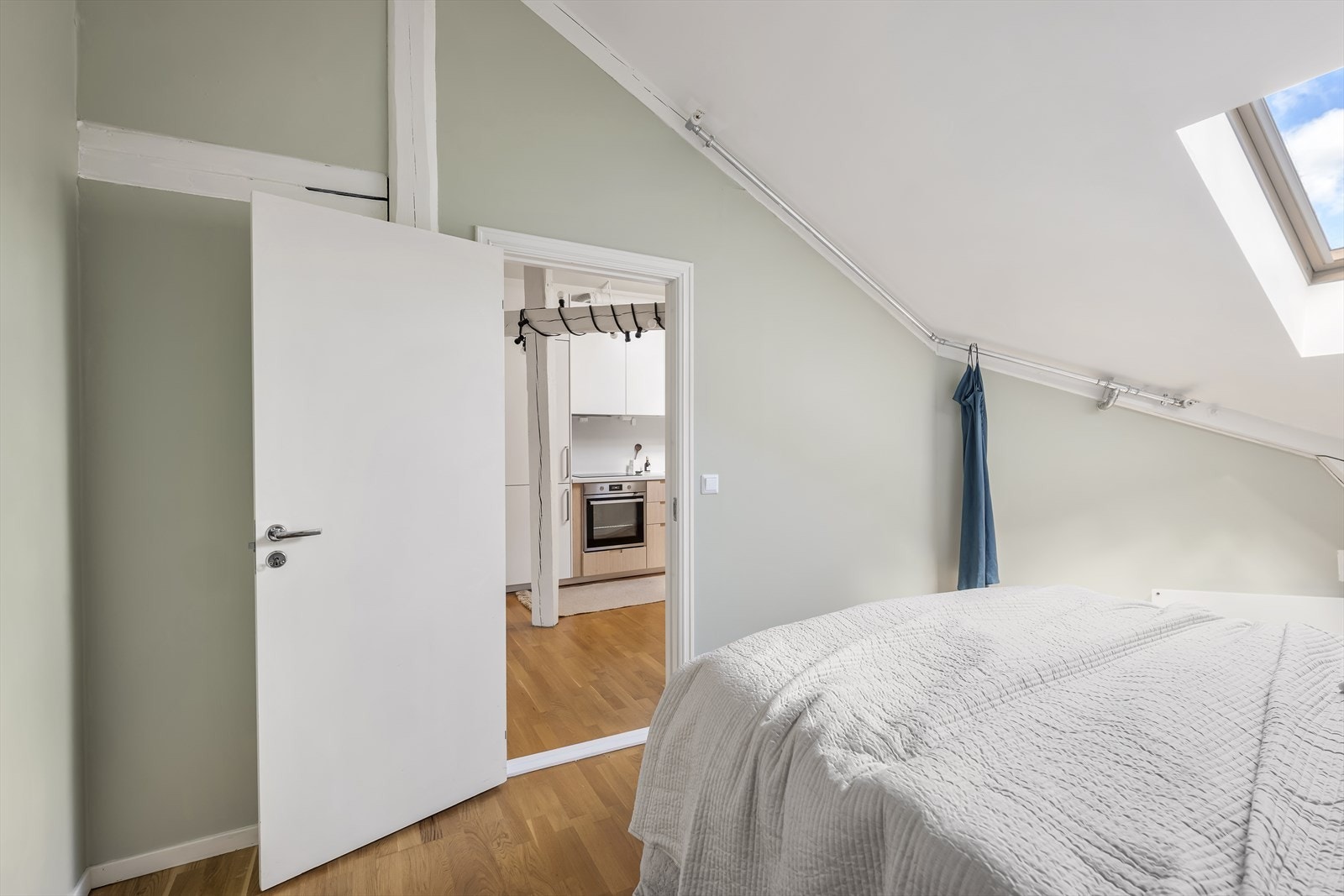 Andelen har lave felleskostnader. Felleskostnadene inkluderer internett, varmtvann, kommunale avgifter, trappevask, vaktmester mm. Galleribilde