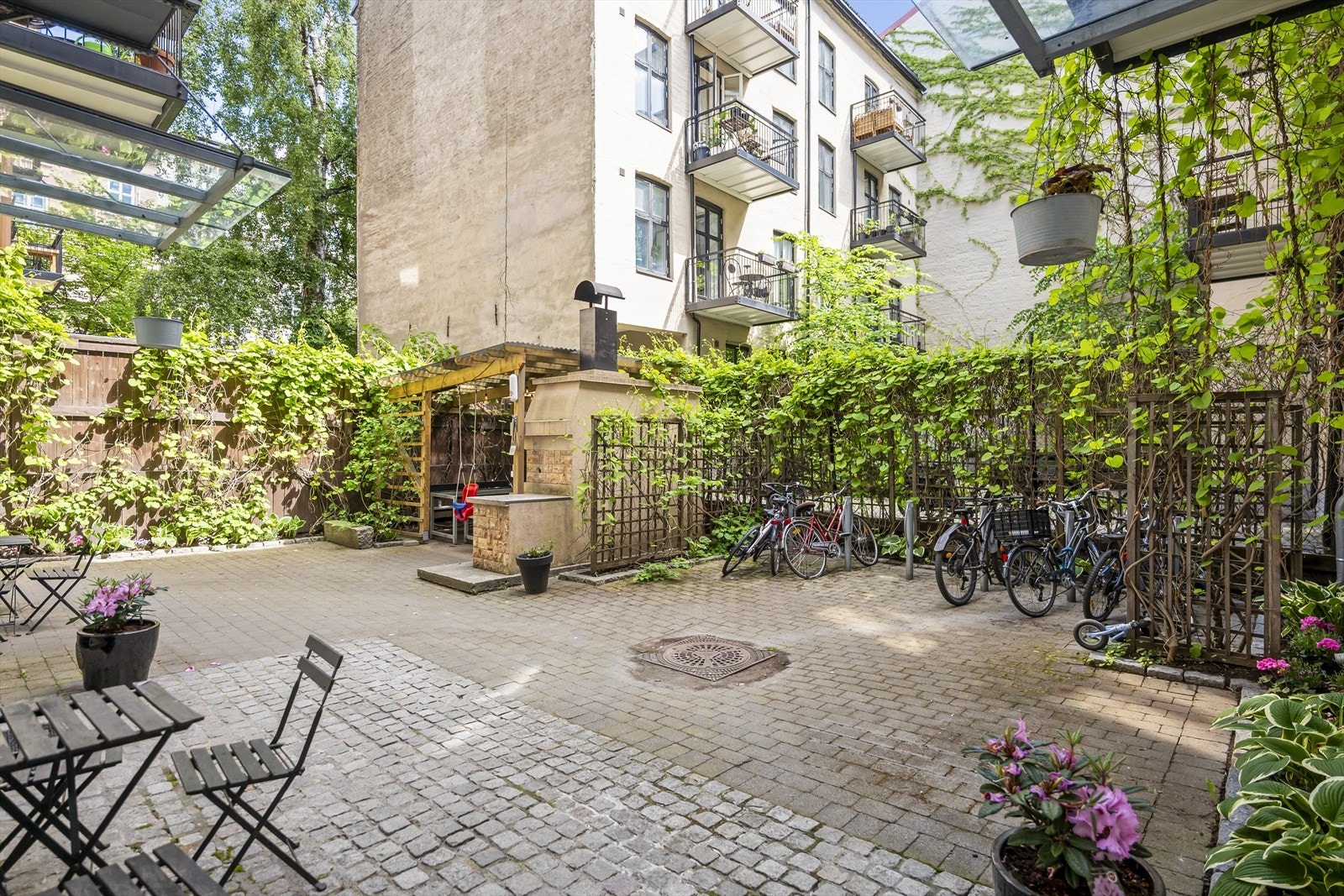 Hyggelig bakgård i borettslaget Galleribilde