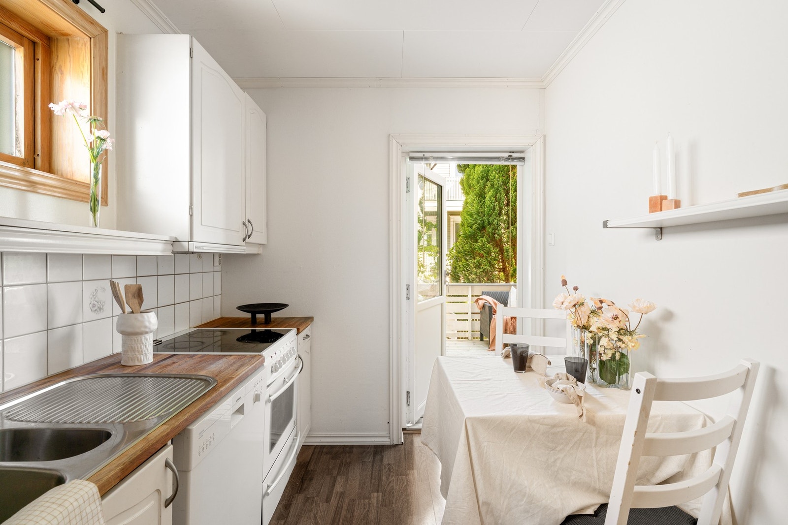 Innredningen har slette og profilerte fronter, heltre benkeplate, vask, blandebatteri, komfyr med platetopp, oppvaskmaskin og frittstående kjøleskap. Galleribilde