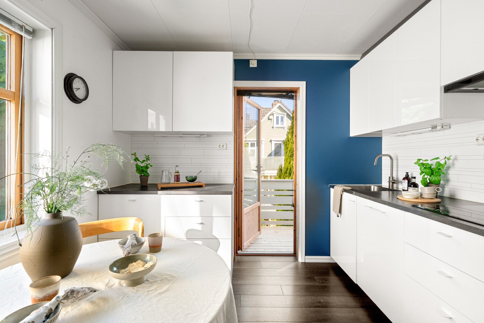Kjøkkenet i 2. etasje er fra 2018. Det fremstår lyst og moderne med hvite, slette fronter og laminat benkeplate Galleribilde
