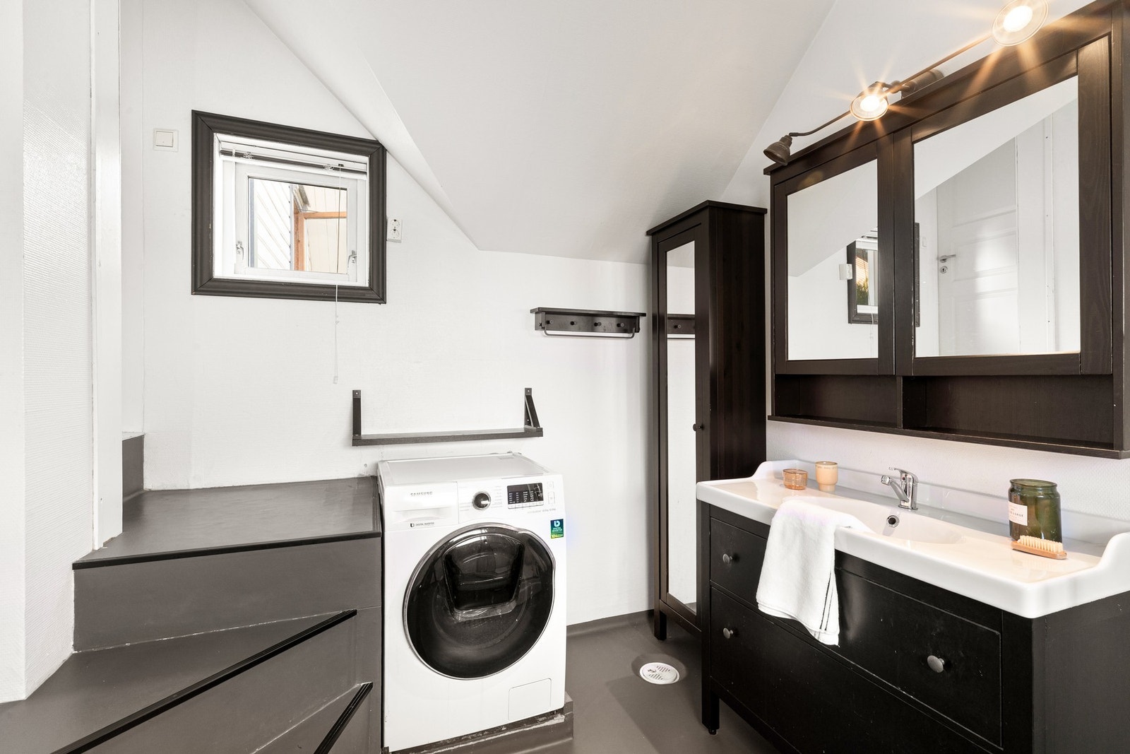 Badet i 2. etasje har dusjkabinett, toalett, servantinnredning og opplegg for vaskemaskin. Galleribilde