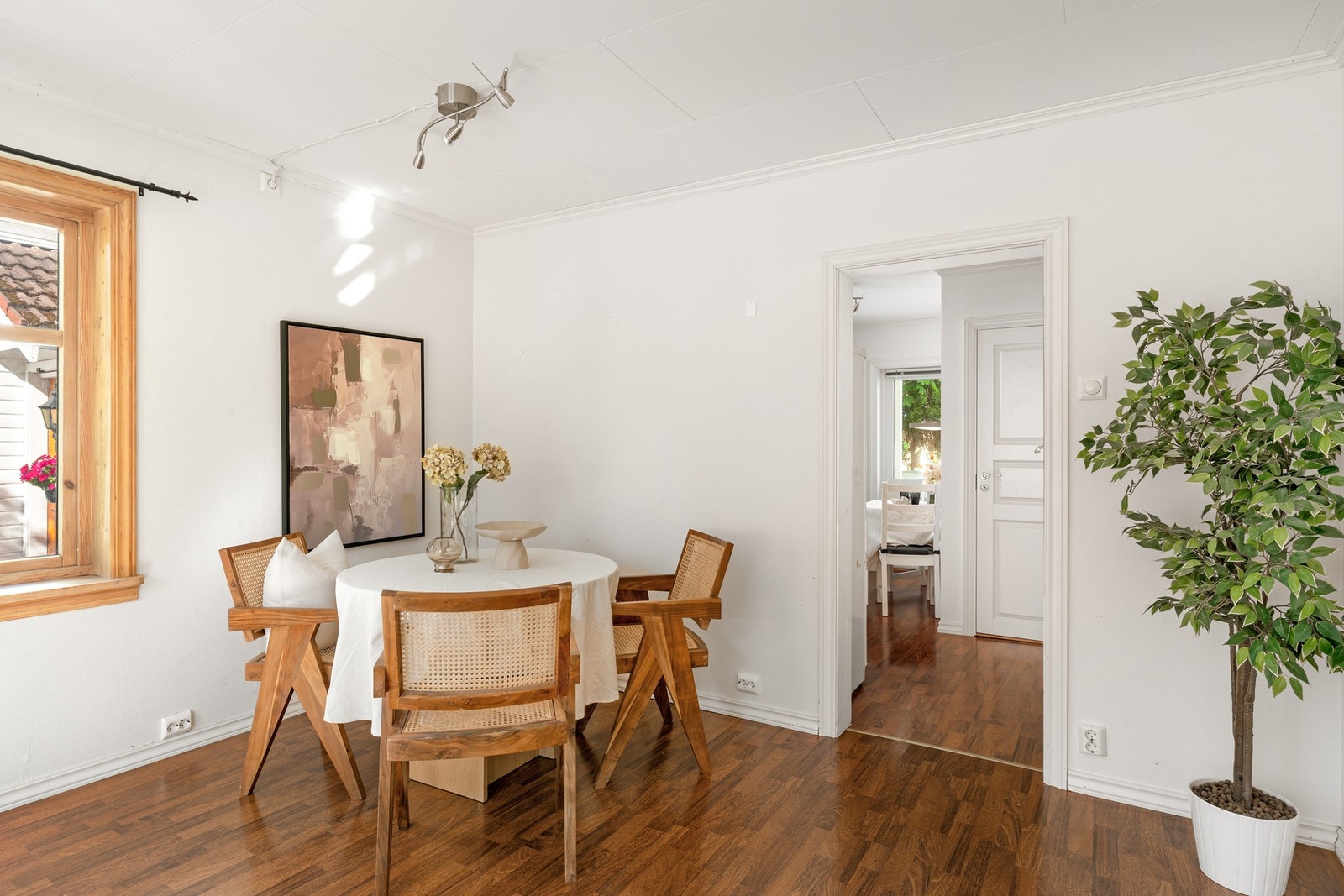 Rommet har god størrelse og gir plass til både sofagruppe og spisebord. Galleribilde