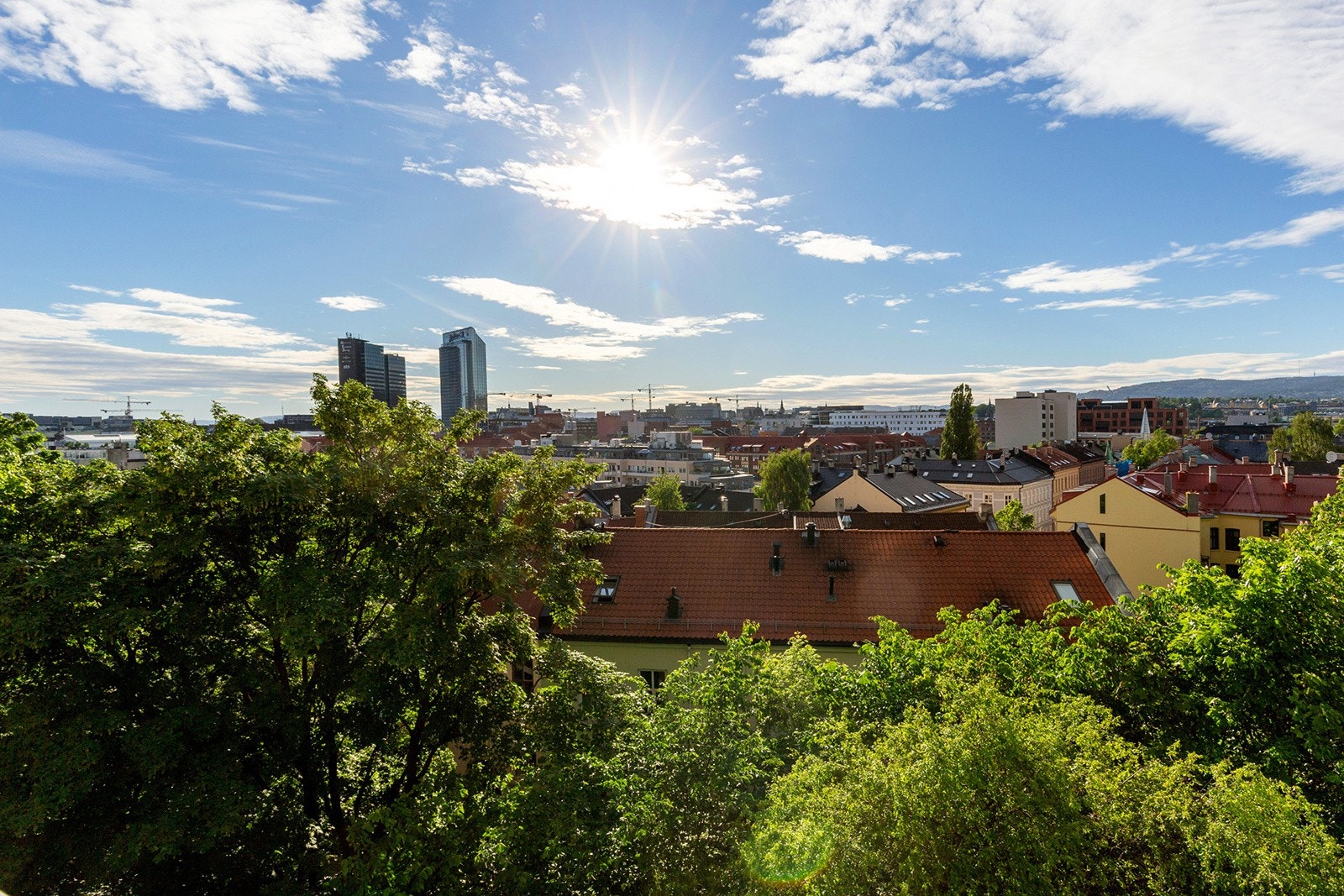 Utsikt mot Oslo sentrum og Holmenkollen med fantastiske solnedganger Galleribilde
