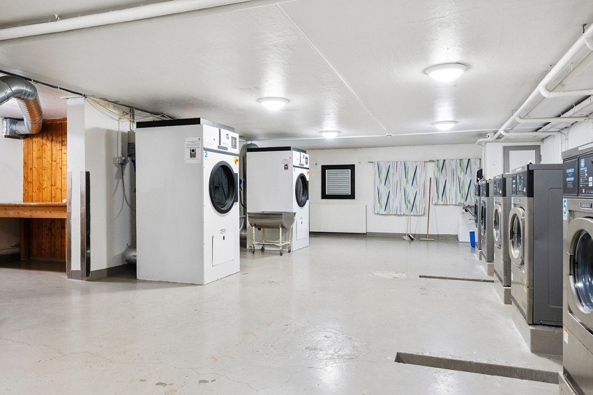 Praktisk fellesvaskeri med store industrimaskiner. Galleribilde