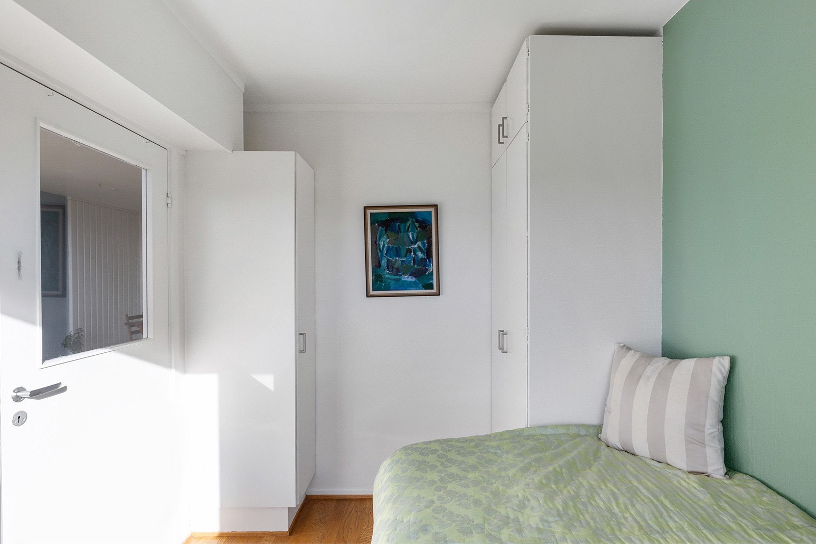 Soverom med garderobeskap Galleribilde