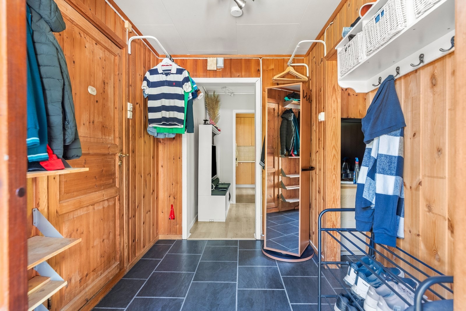 Gangen er romslig med mye oppbevaringsplass. Galleribilde