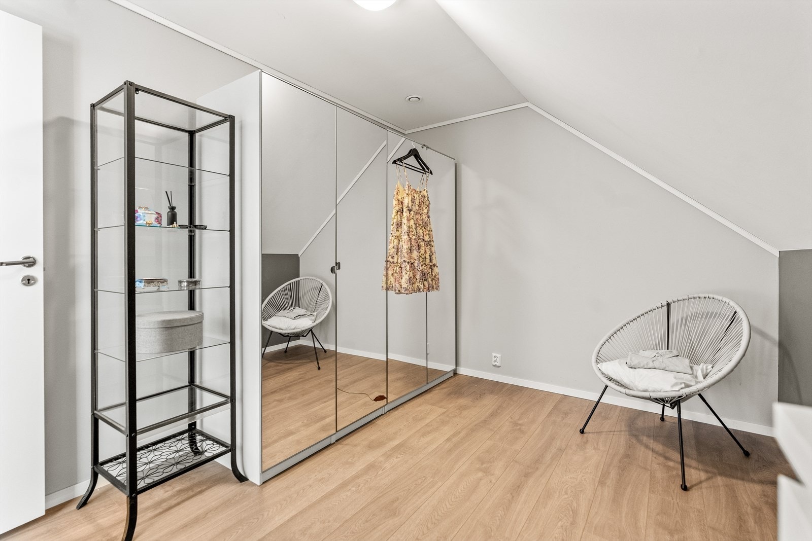 Praktisk garderobe gir svært gode oppbevaringsmuligheter. Perfekt for barneutstyr, sportsutstyr, sesongklær og alt familien trenger å ha orden på. Galleribilde
