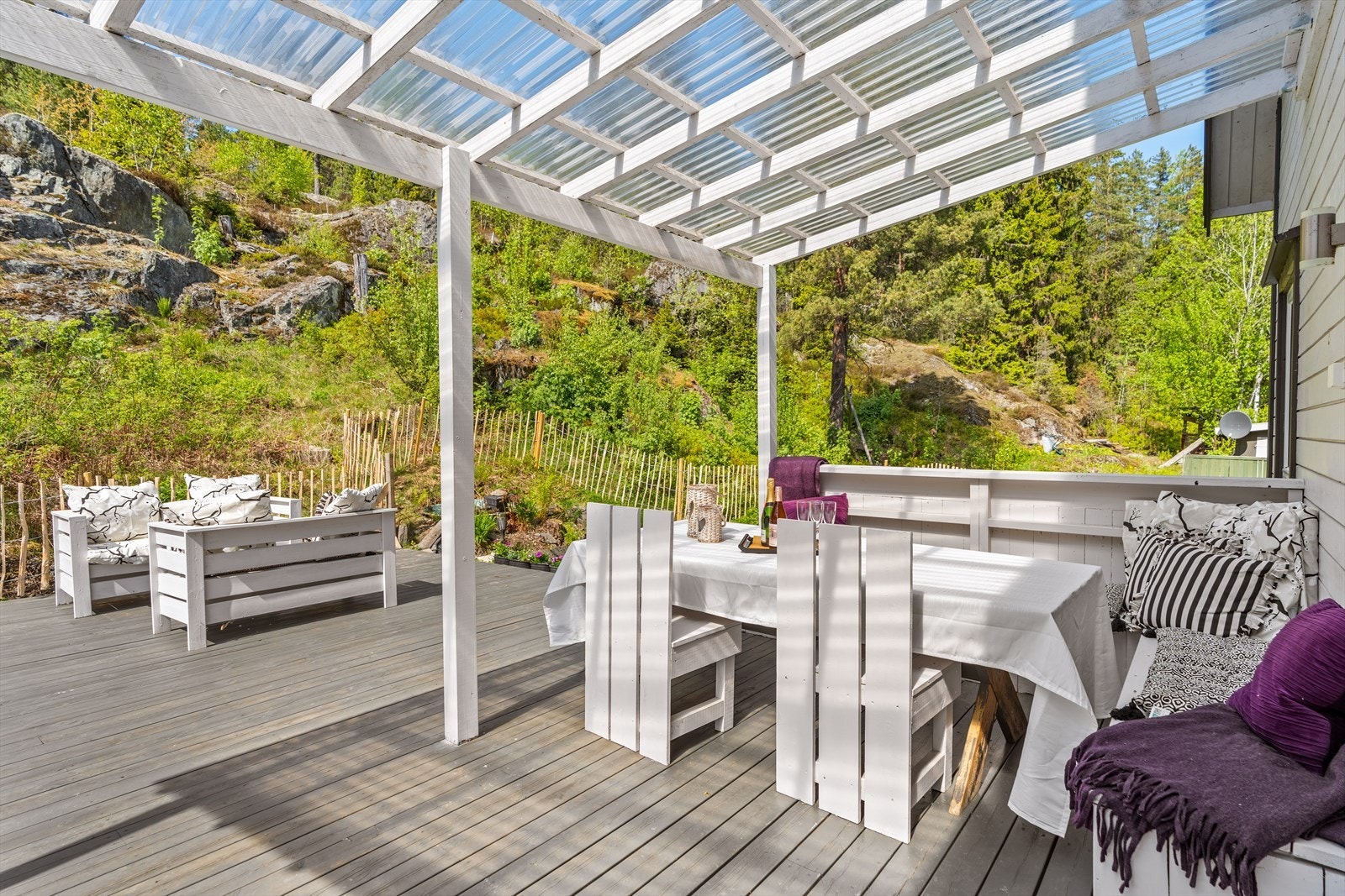 Her er det god plass til flere sittesoner, grill og beplantning. Galleribilde