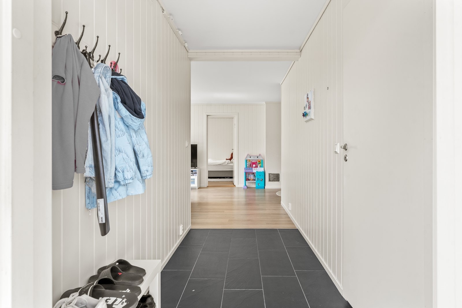 Vel inne blir man møtt av en romslig gang med god plass til å henge fra seg yttertøy. Galleribilde