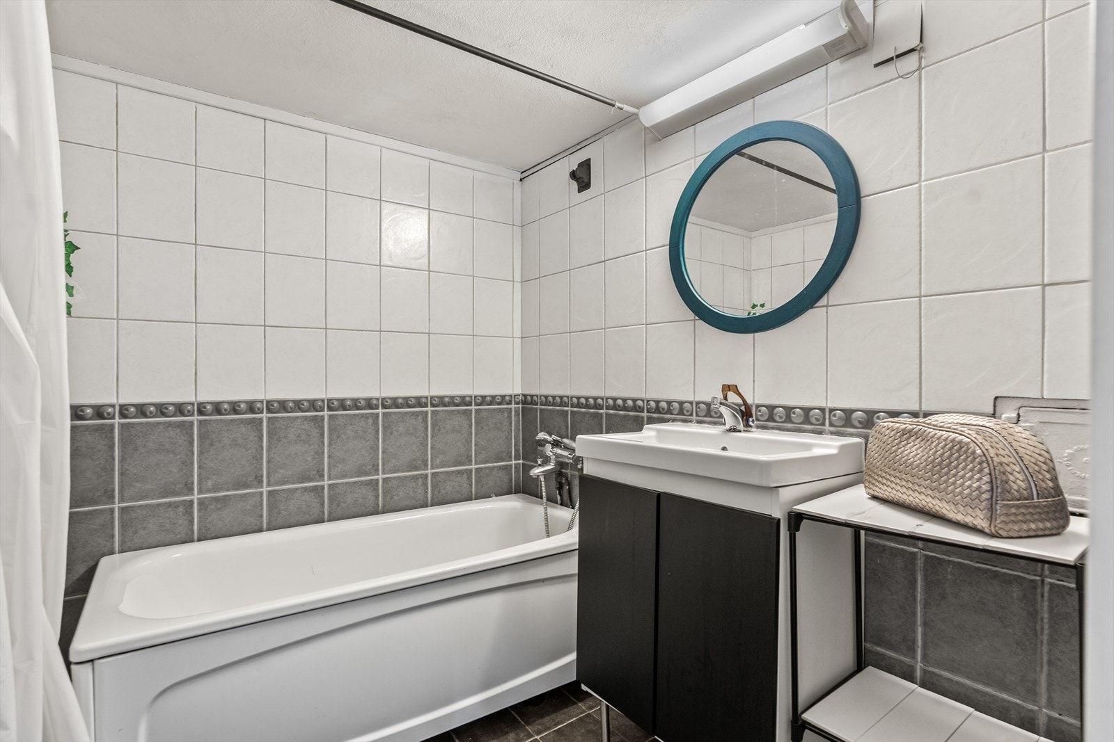 Et av boligens flere bad byr på et badekar - perfekt for spafølelsen i eget hjem! Galleribilde