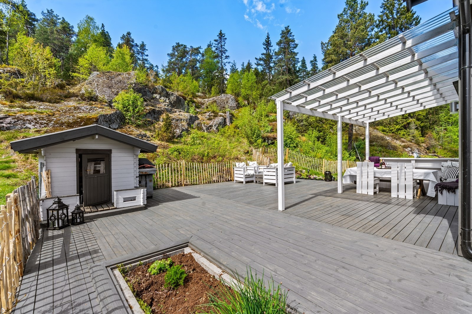 Fasade og hagen skaper en lun og privat ramme rundt boligen. Galleribilde