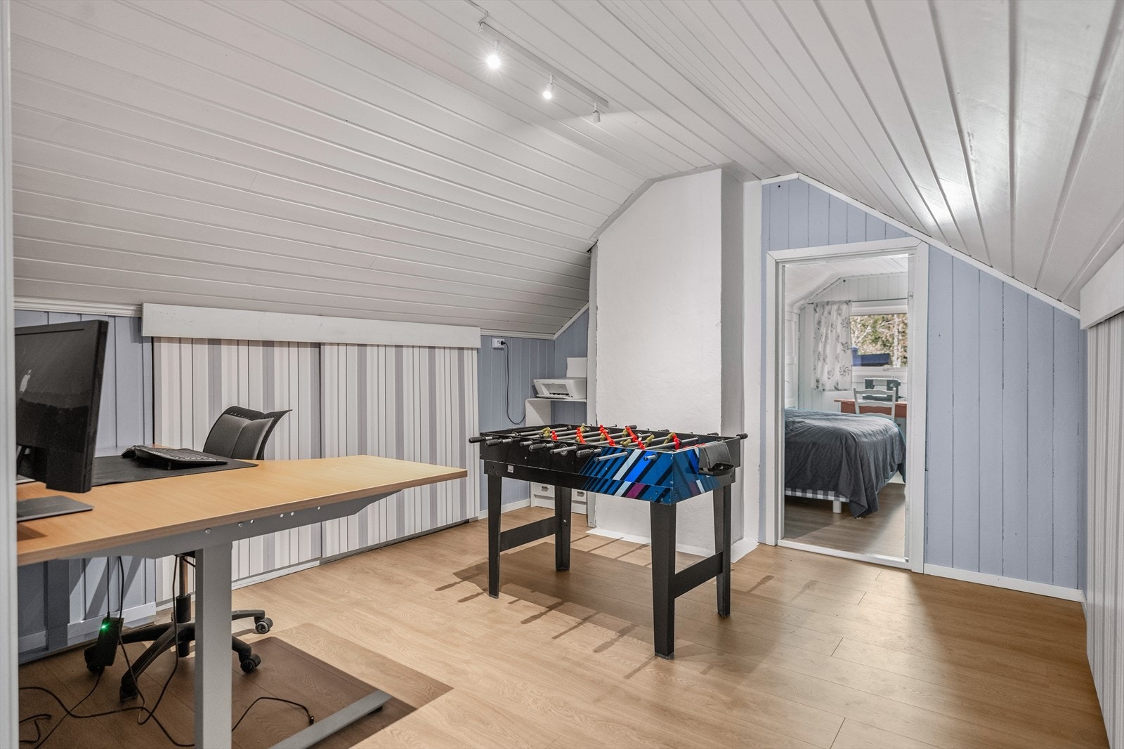 Fra soverom 1 kommer man til en mellomgang som er innredet som et kontor og oppholdsrom. Galleribilde