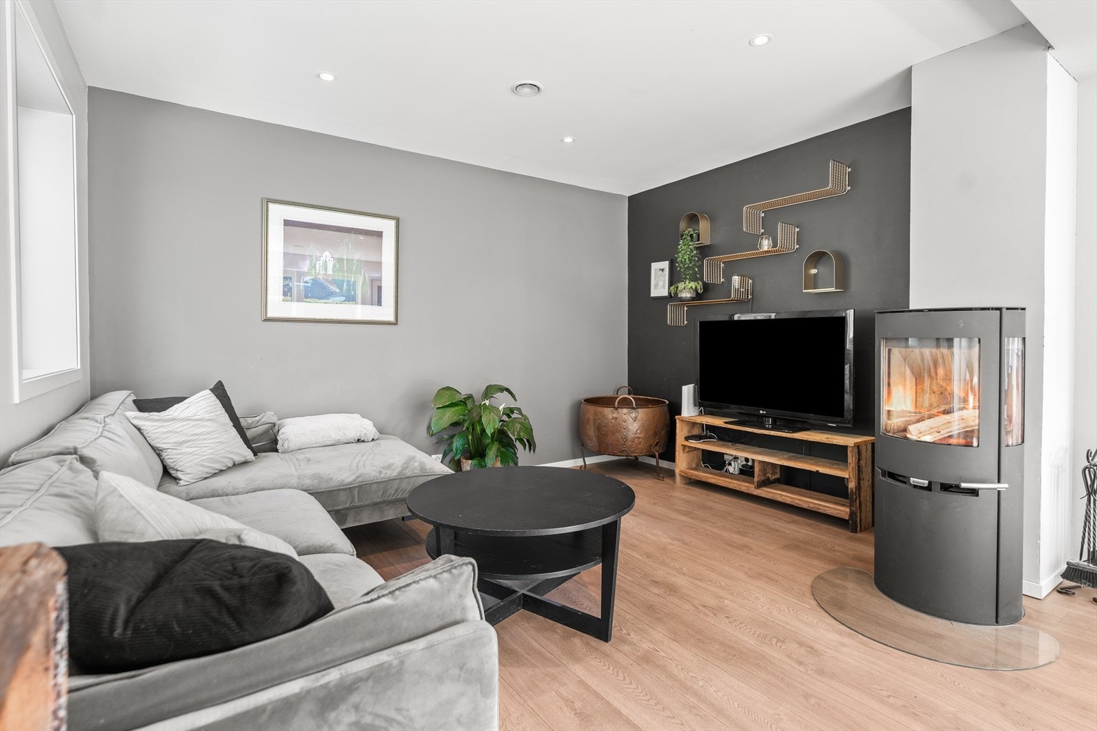 I hjørnet har finner du en lys og trivelig stue med god plass til sofagruppe med tilhørende TV-møblement. Dette blir et naturlig samlingspunkt for familien etter barnehage, skole og jobb! Galleribilde