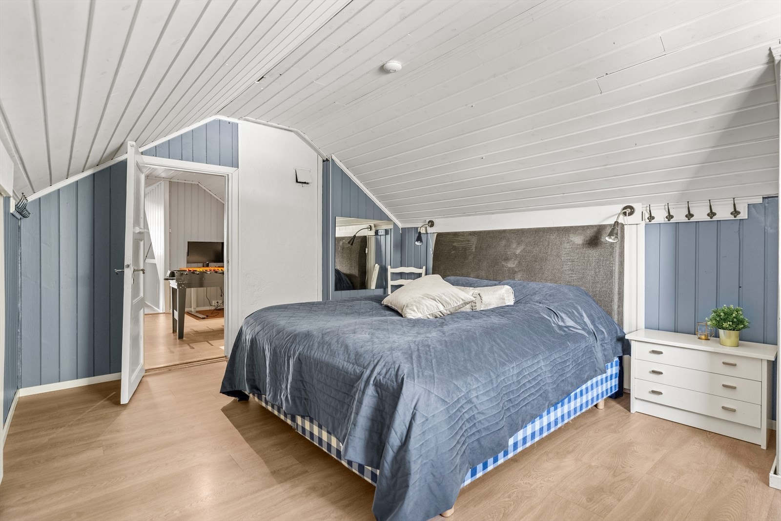 Soverom 1 er sjarmerende med god plass til seng, skrivepult og oppbevaring. Galleribilde