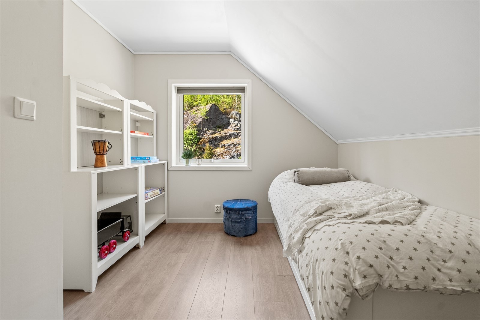 Soverom 3 er fleksibelt og passer perfekt som barnerom, gjesterom eller lekerom. De lyse flatene gjør rommet enkelt å innrede etter alder og behov! Galleribilde