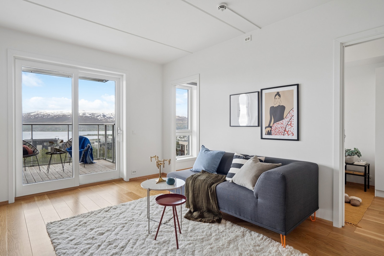 Fra stuen er det utgang til en takoverbygget, vestvendt terrasse via en malt skyvedør av tre. Galleribilde