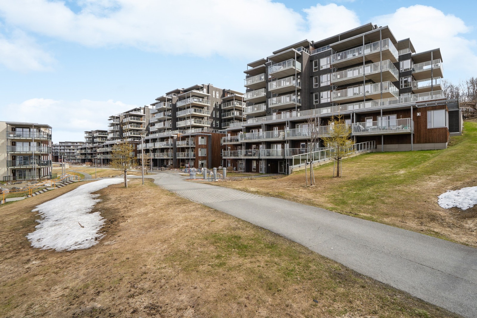 Workinntoppen er et etablert og barnevennlig boligområde med lekeplasser og flotte utesoner. Galleribilde