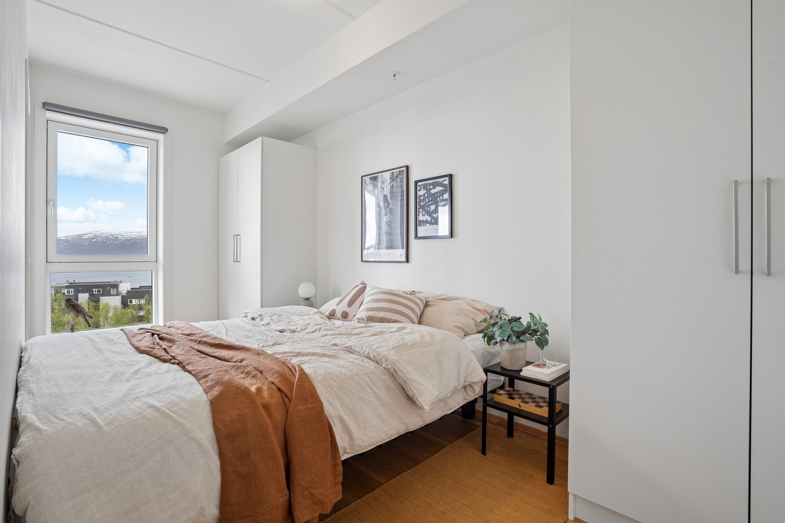 Soverom med plass til dobbeltseng og garderobeskap. Galleribilde