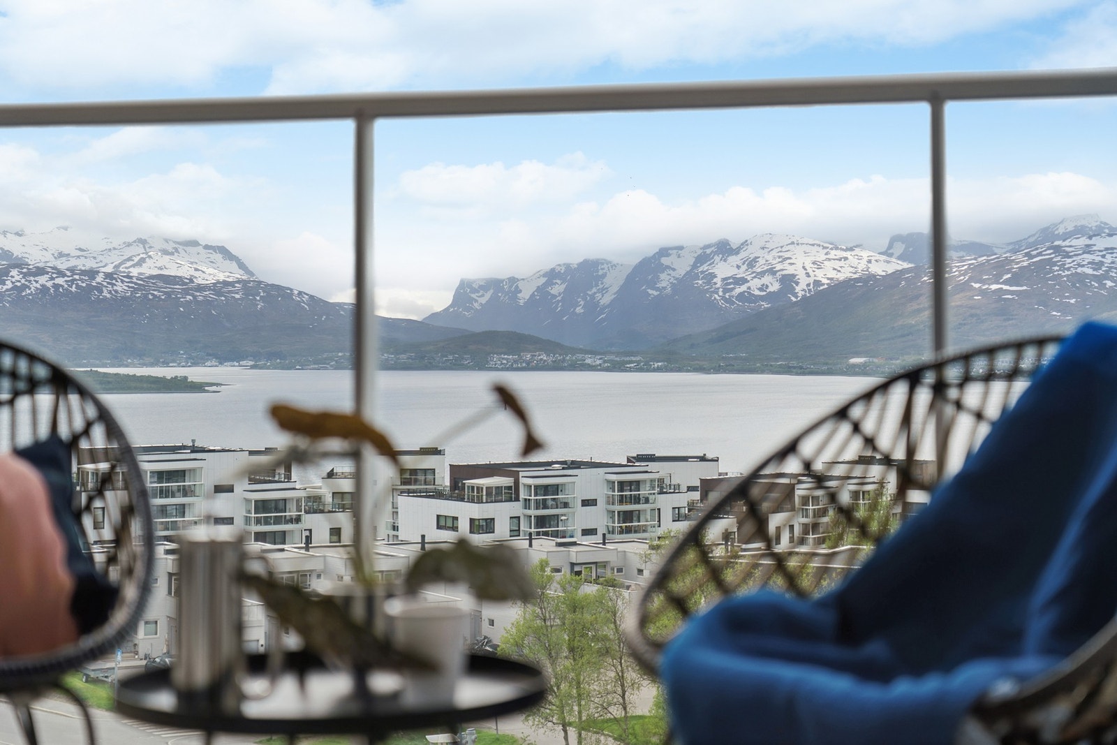 Fra leiligheten er det fin utsikt mot Sandnessundet og Kvaløya. Galleribilde