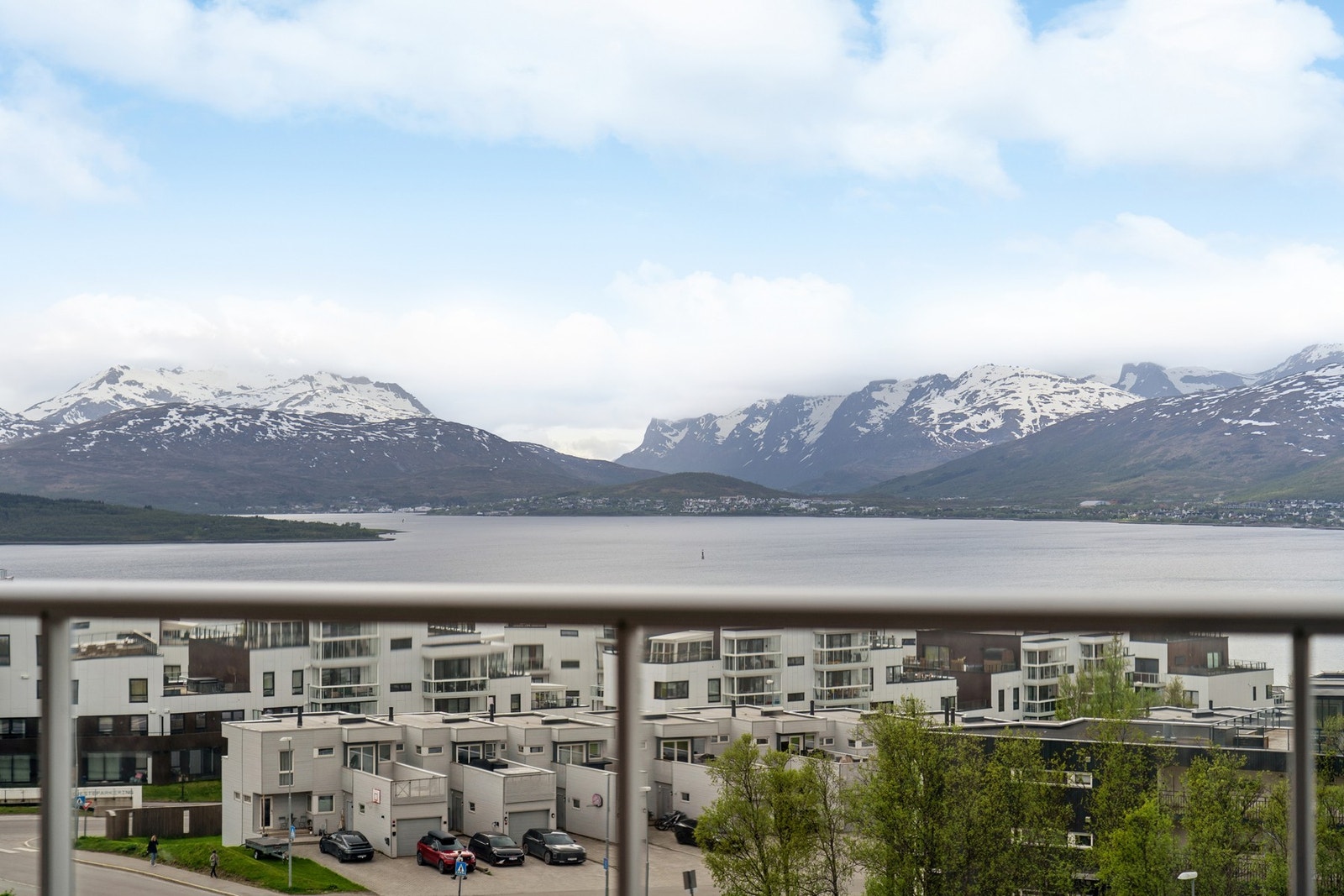 Vestvendt beliggenhet gir gode lysforhold og utsikt mot midnattssolen om sommeren. Galleribilde