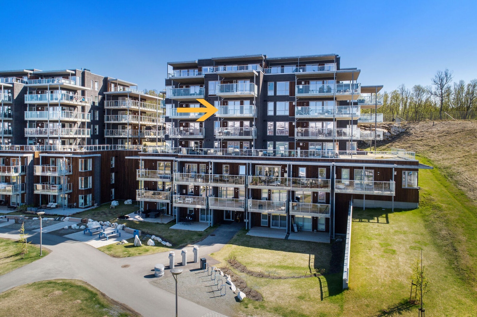 Leilighet i 6. etasje i et moderne bygg fra 2016, med heisadkomst og garasjeplass i felles anlegg. Galleribilde