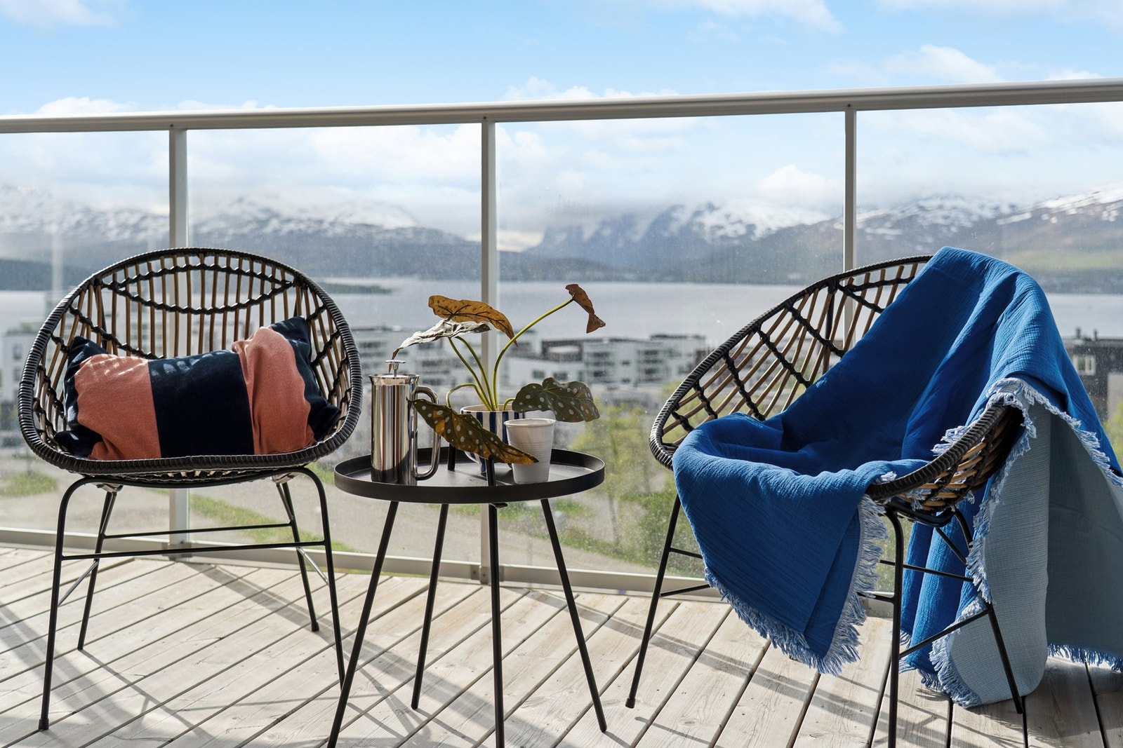 Den takoverbygde terrassen på ca. 14 m² har god plass til en sittegruppe. Galleribilde