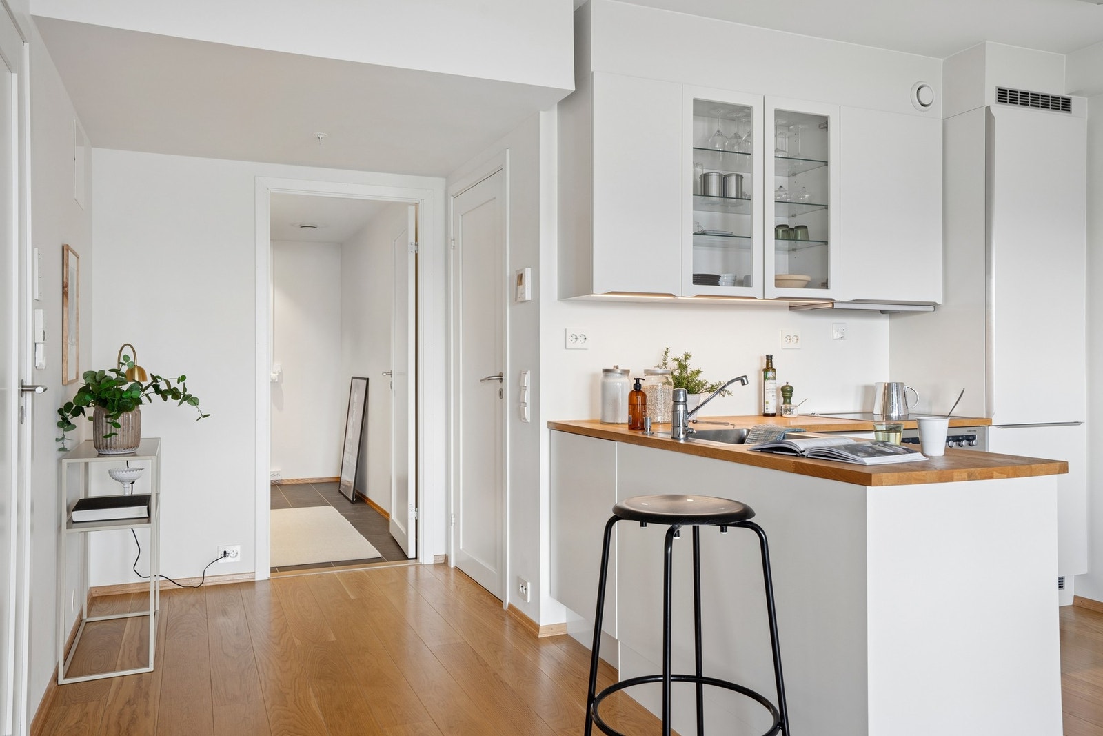 Kjøkkenet har en praktisk halvøy med heltre benkeplate og nedfelt oppvaskkum i stål. Galleribilde