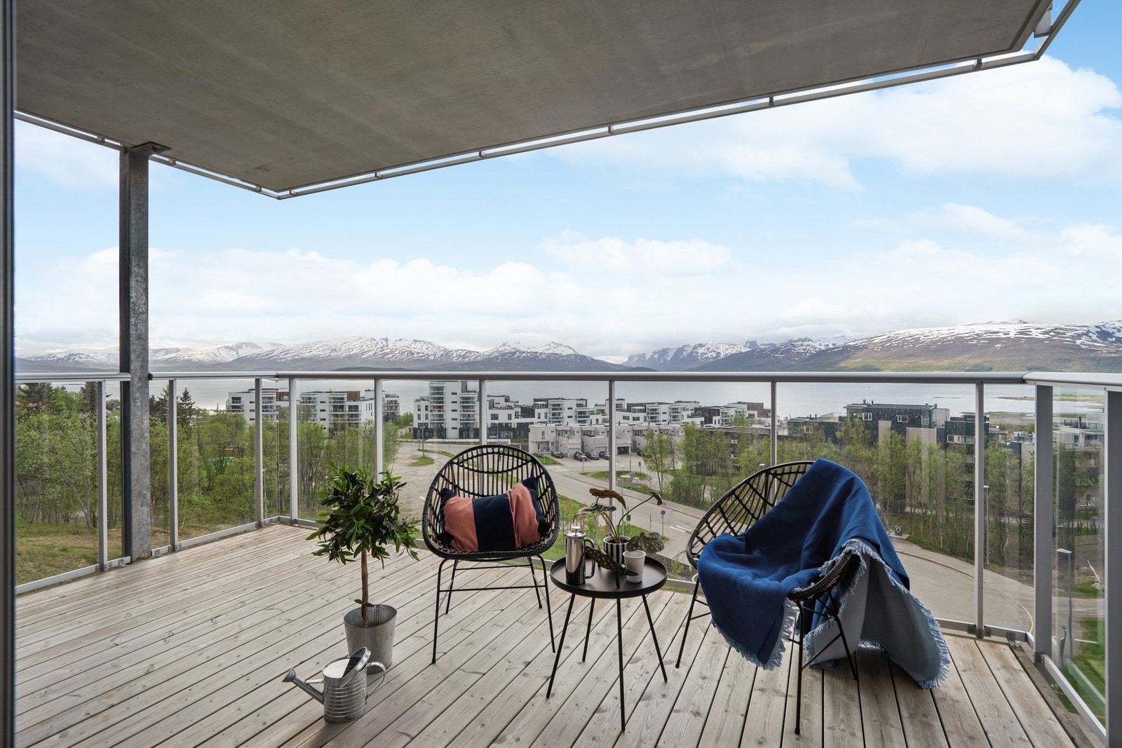 Terrassen har overbygd, og har glassrekkverk. Galleribilde