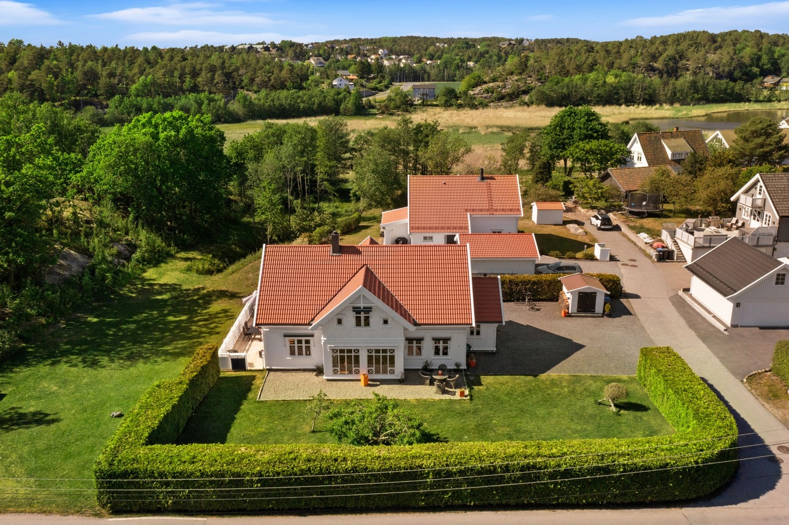 Dette praktfulle huset har en gjennomgående eleganse og en flott beliggenhet. Galleribilde