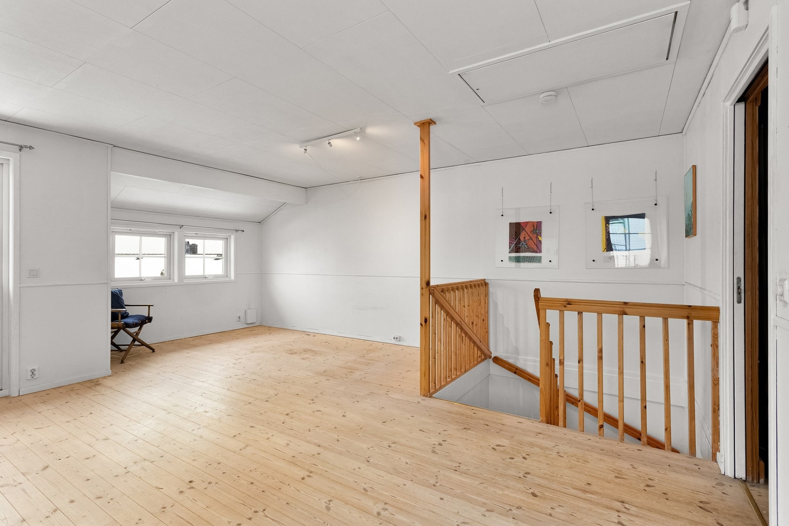 Tilgang til uinnredet kaldtloft via luke med delvis platelagt gulv Galleribilde