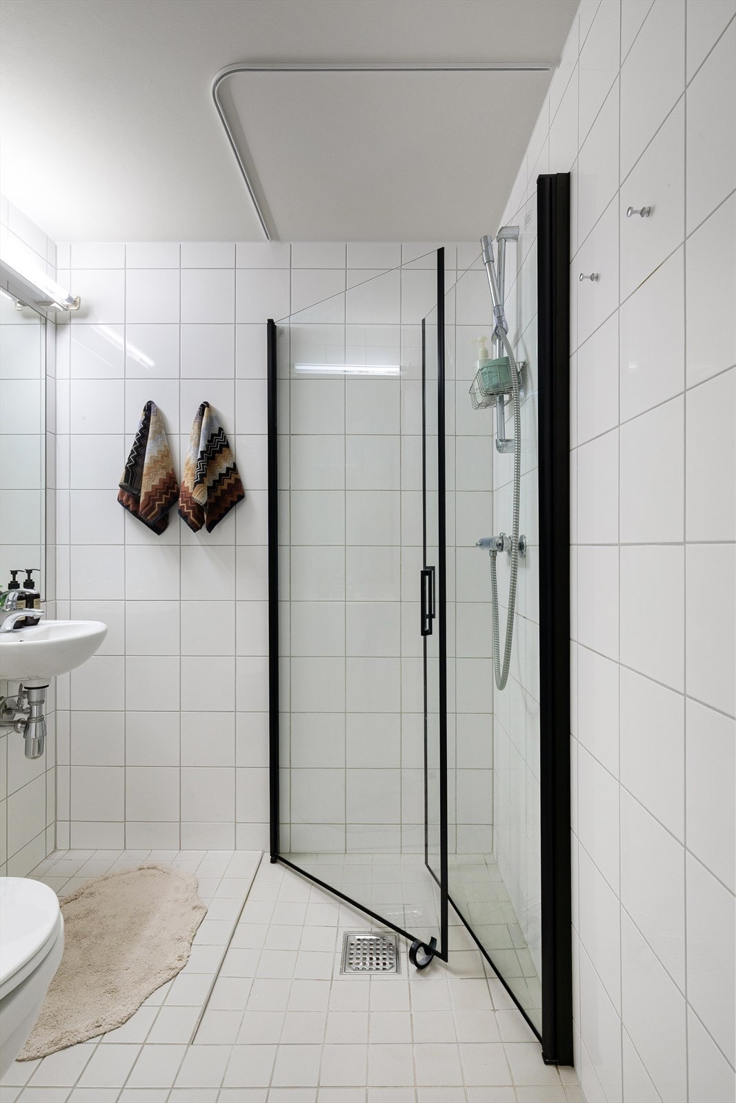 Pent bad med flislagte vegger og flislagte gulv med varme. Galleribilde