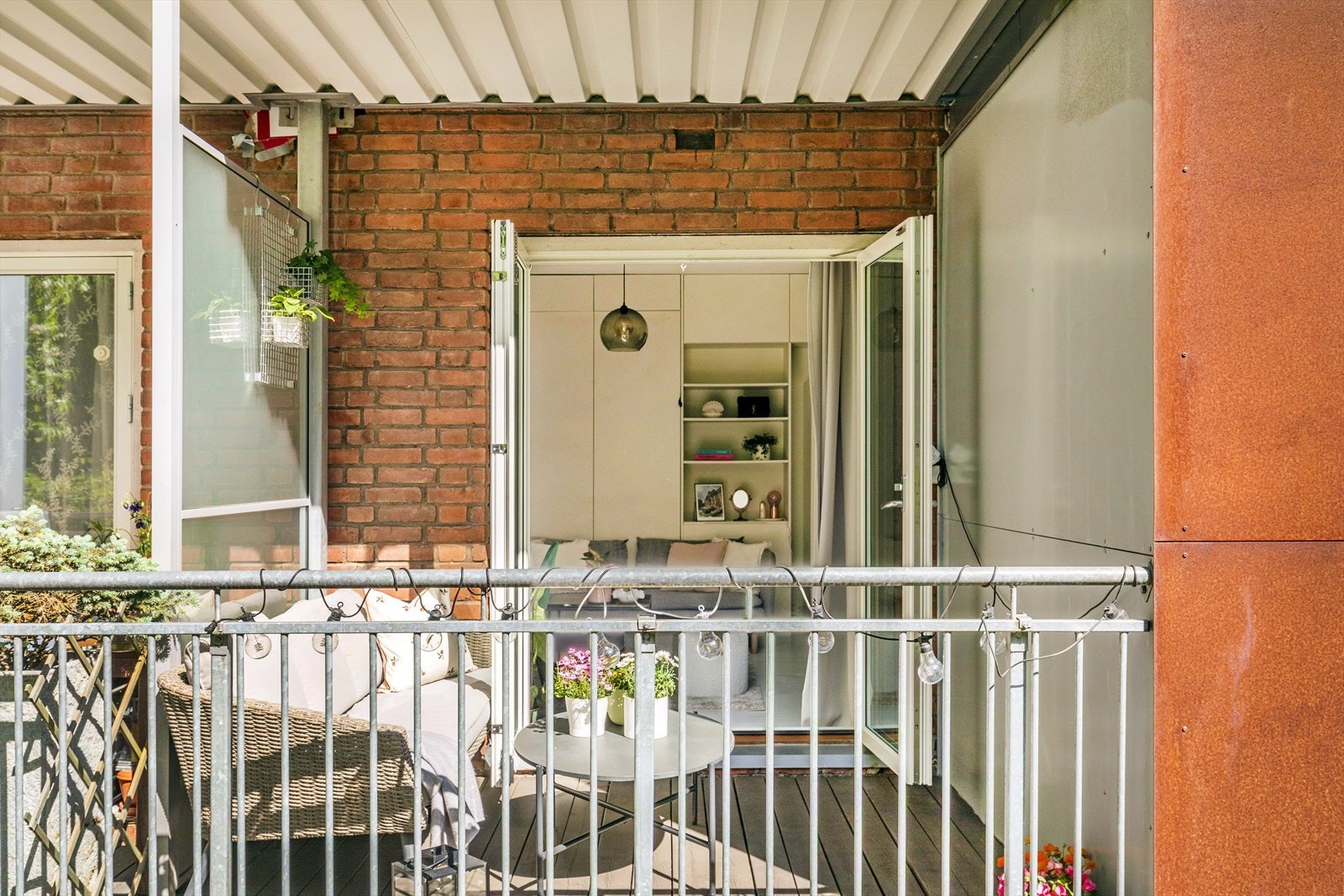 På sommerhalvåret kan man enkelt ta opp dobbeltdørene til balkongen som fører til en forlengelse av stuen. Galleribilde