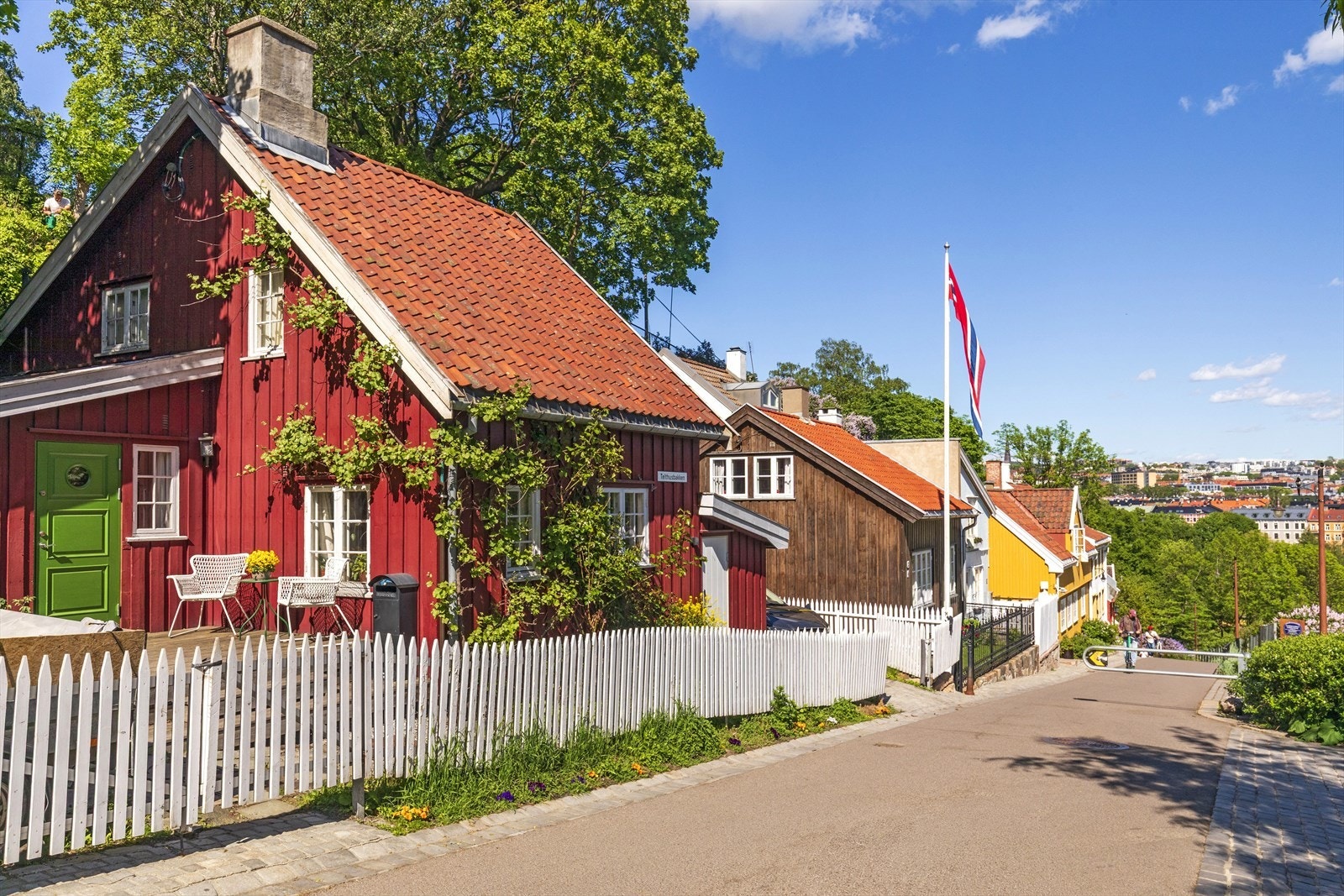 Leiligheten ligger skjermet til på St.Hanshaugen i fine og grønne omgivelser. Galleribilde