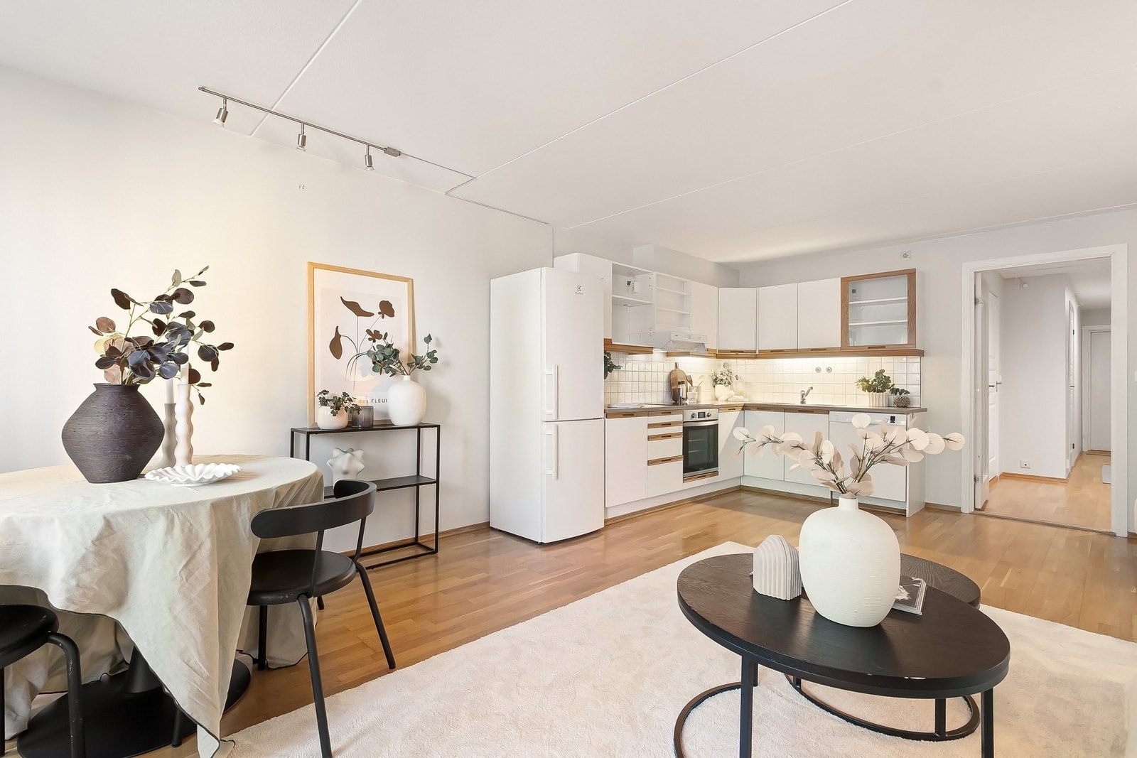 Stuen er av generøs størrelse, og har god plass Galleribilde