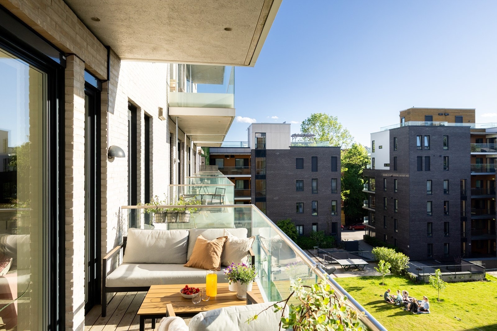Herlig balkong som enkelt kan innredes med sittegruppe, planter og grill. Utvendig elektrisk solskjerming fra 2025 Galleribilde