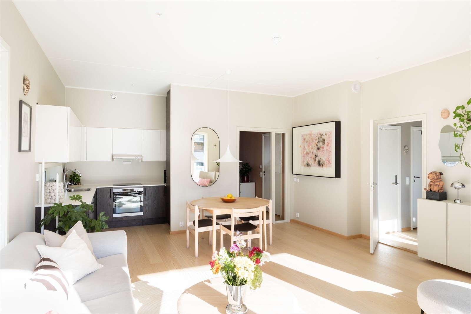 Rommet oppleves lyst og luftig, og kan enkelt møbleres med sofa, TV-møblement, spisebord og øvrig møblement. Galleribilde